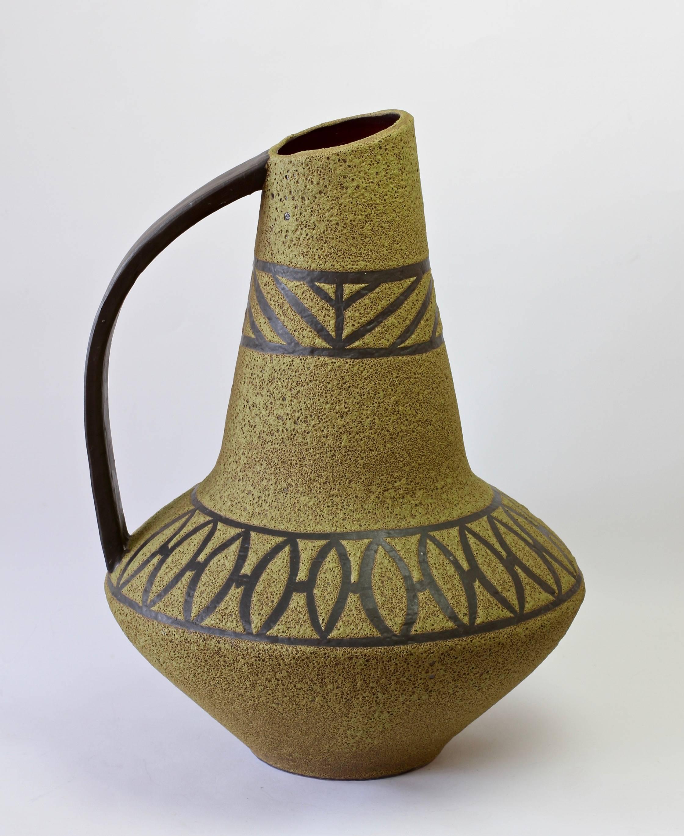 Vernissé 1970 - Grand vase de sol en poterie West German Pottery émaillée à la lave verte par Carsten Atelier en vente