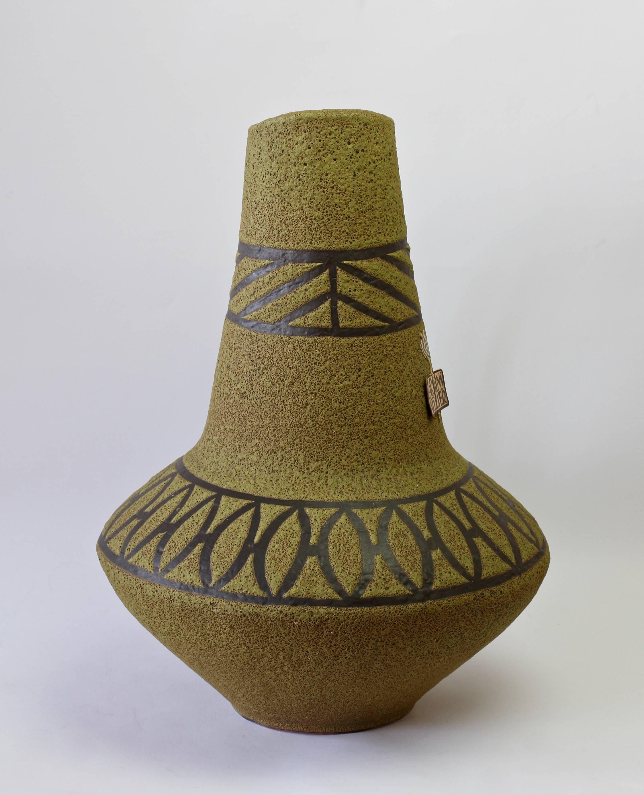 20ième siècle 1970 - Grand vase de sol en poterie West German Pottery émaillée à la lave verte par Carsten Atelier en vente