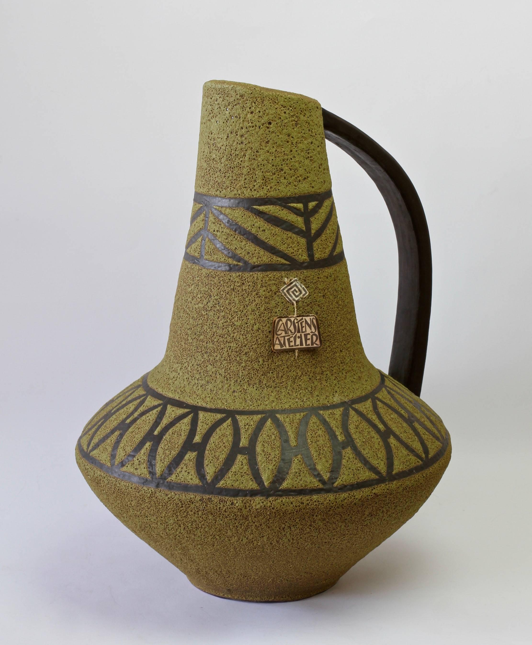 Céramique 1970 - Grand vase de sol en poterie West German Pottery émaillée à la lave verte par Carsten Atelier en vente
