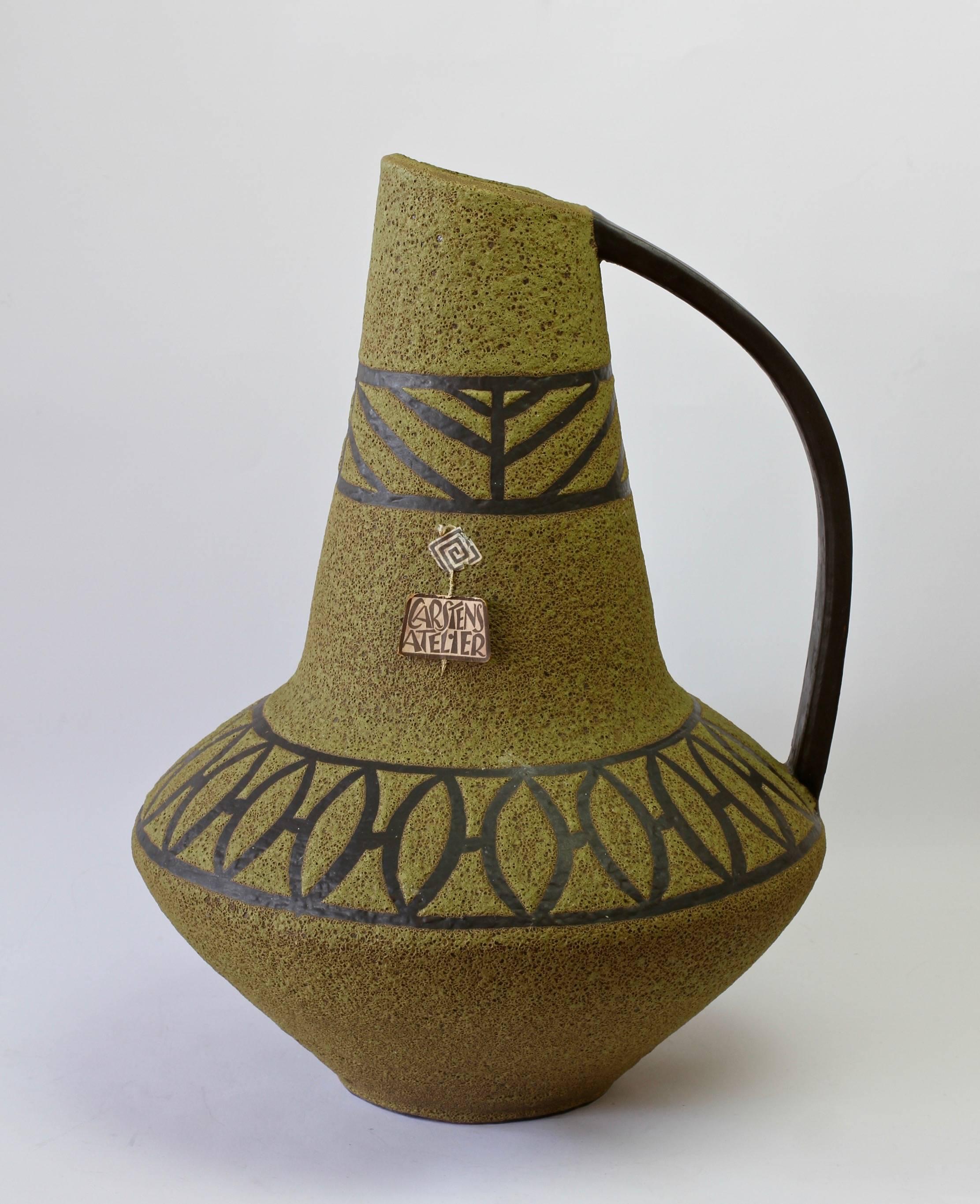 1970 - Grand vase de sol en poterie West German Pottery émaillée à la lave verte par Carsten Atelier en vente 1