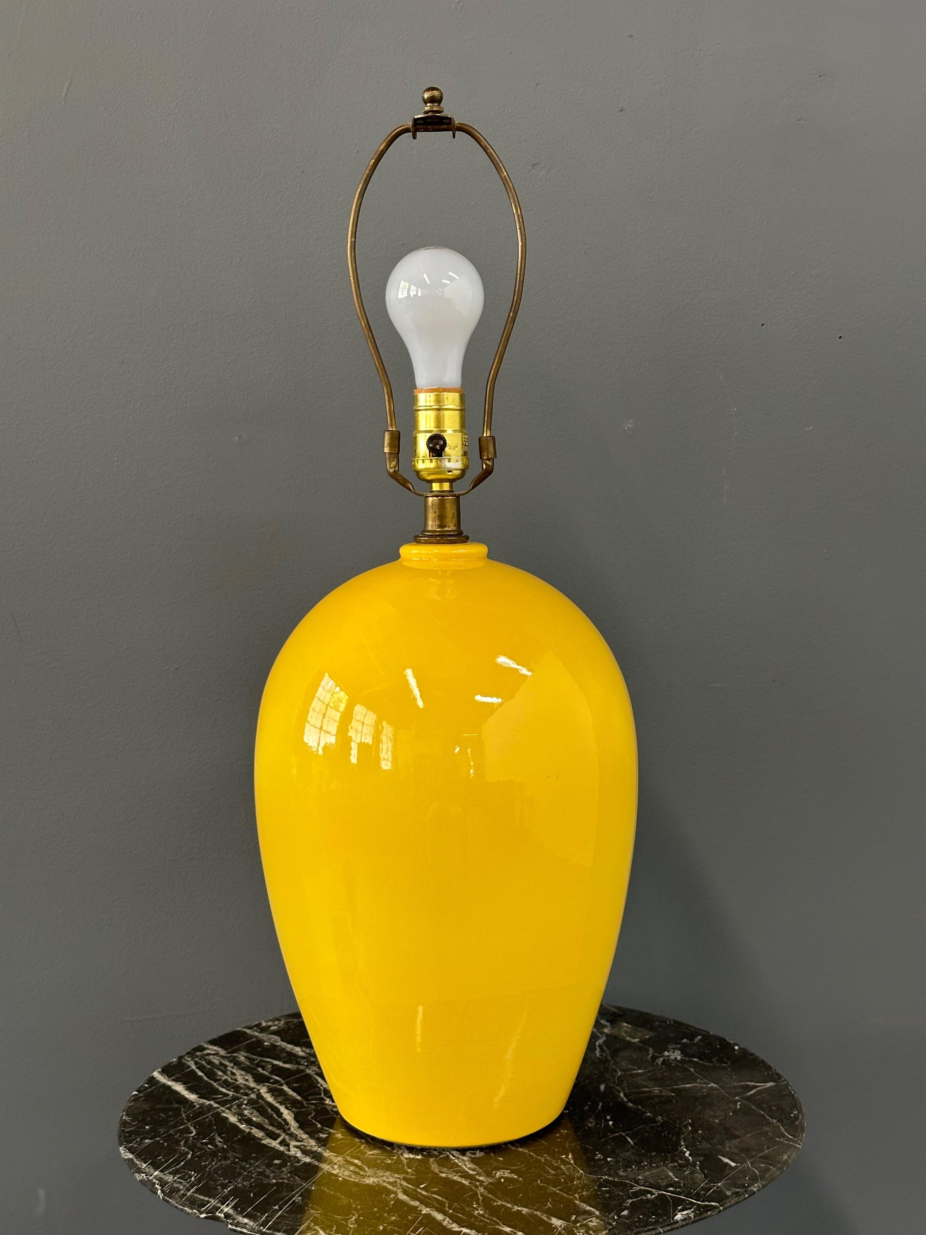 Cette lampe de table en céramique Haeger des années 1970 présente une couleur jaune intense et audacieuse, ce qui en fait un ajout étonnant à tout espace à thème du milieu du siècle. Avec sa grande taille, il fournit un éclairage suffisant tout en