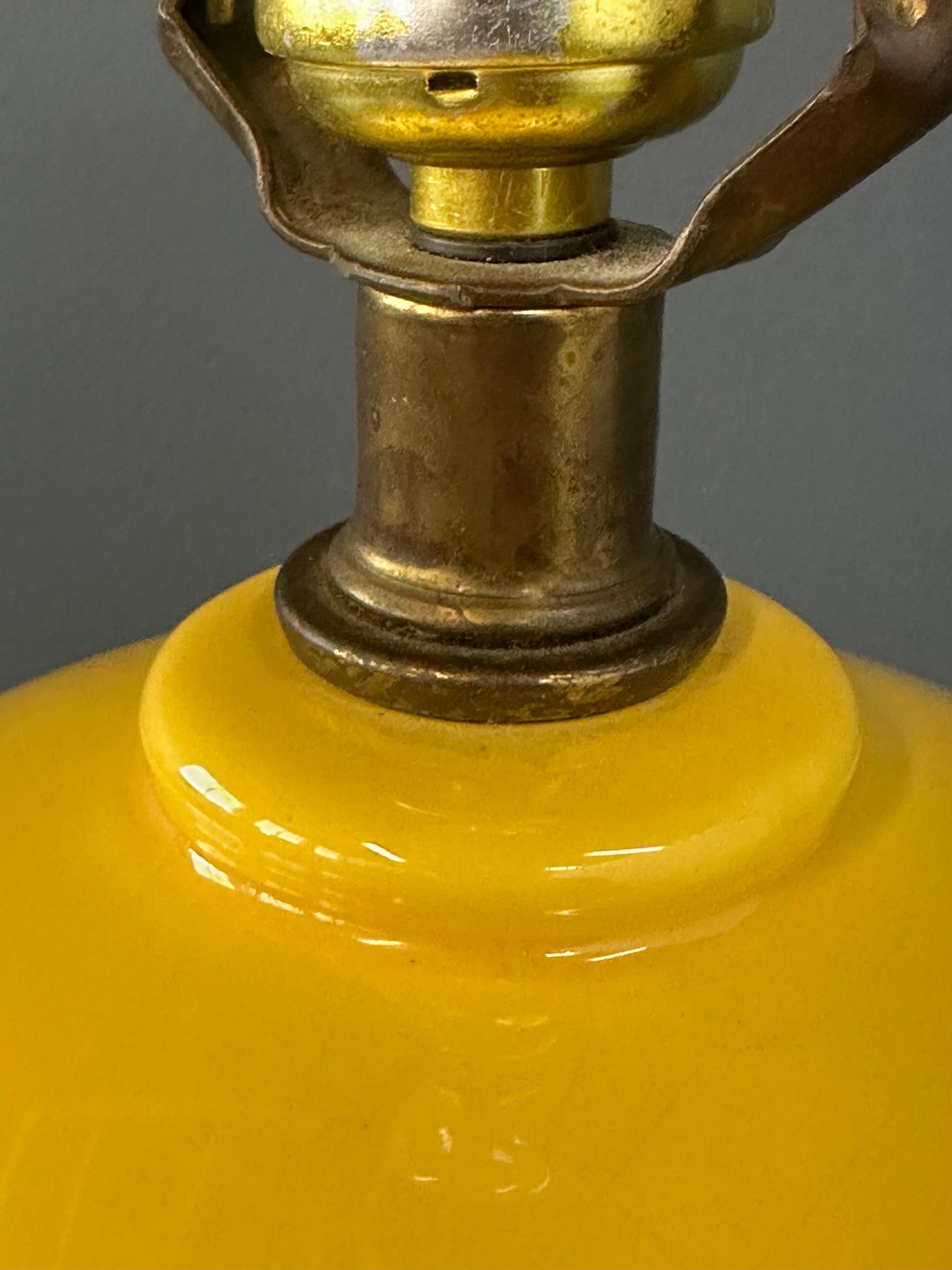 Mid-Century Modern 1970s Large Haeger Intense Yellow Ceramic Table Lamp Mid Century (lampe de table en céramique jaune intense) en vente