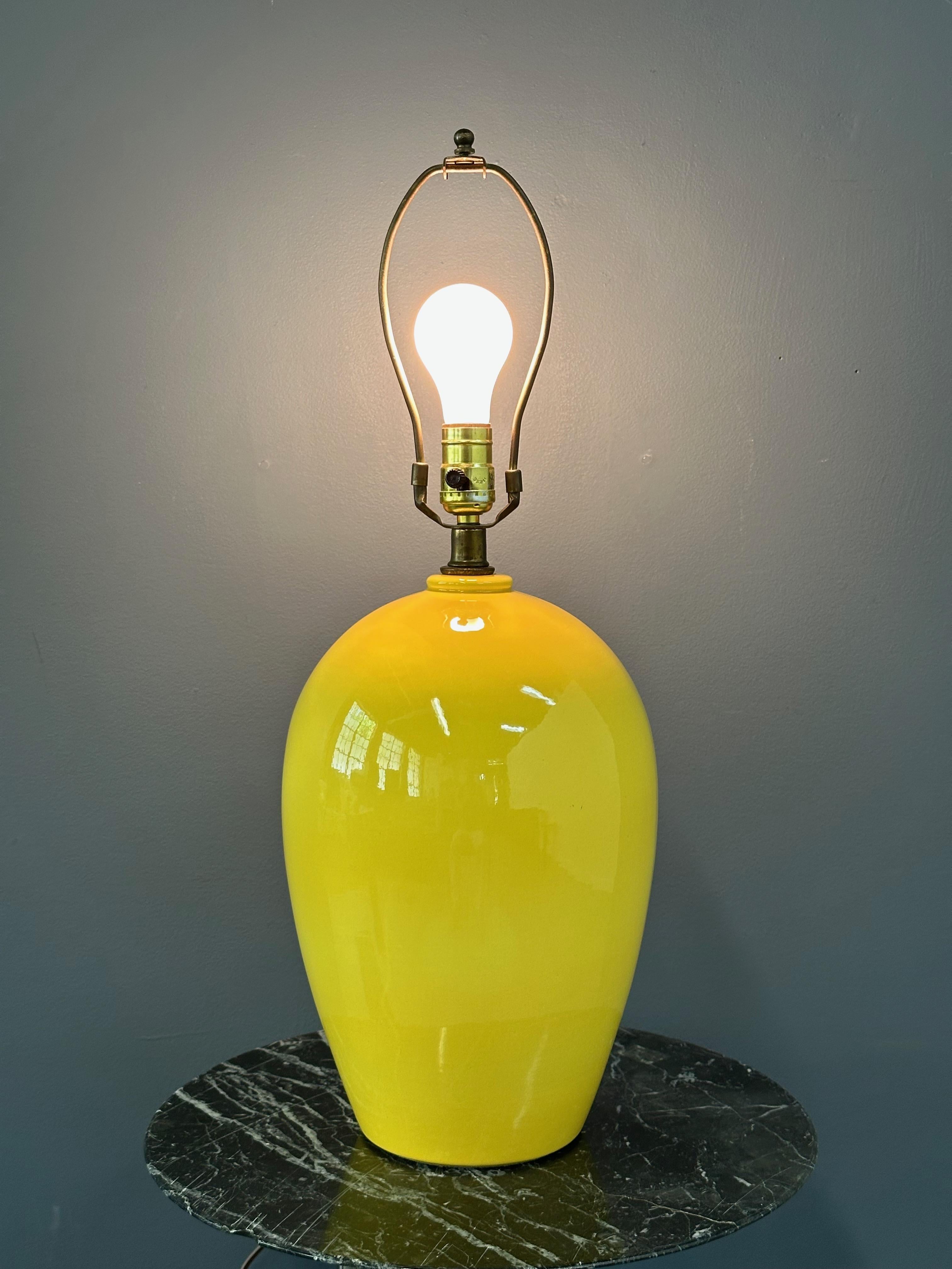 Nord-américain 1970s Large Haeger Intense Yellow Ceramic Table Lamp Mid Century (lampe de table en céramique jaune intense) en vente