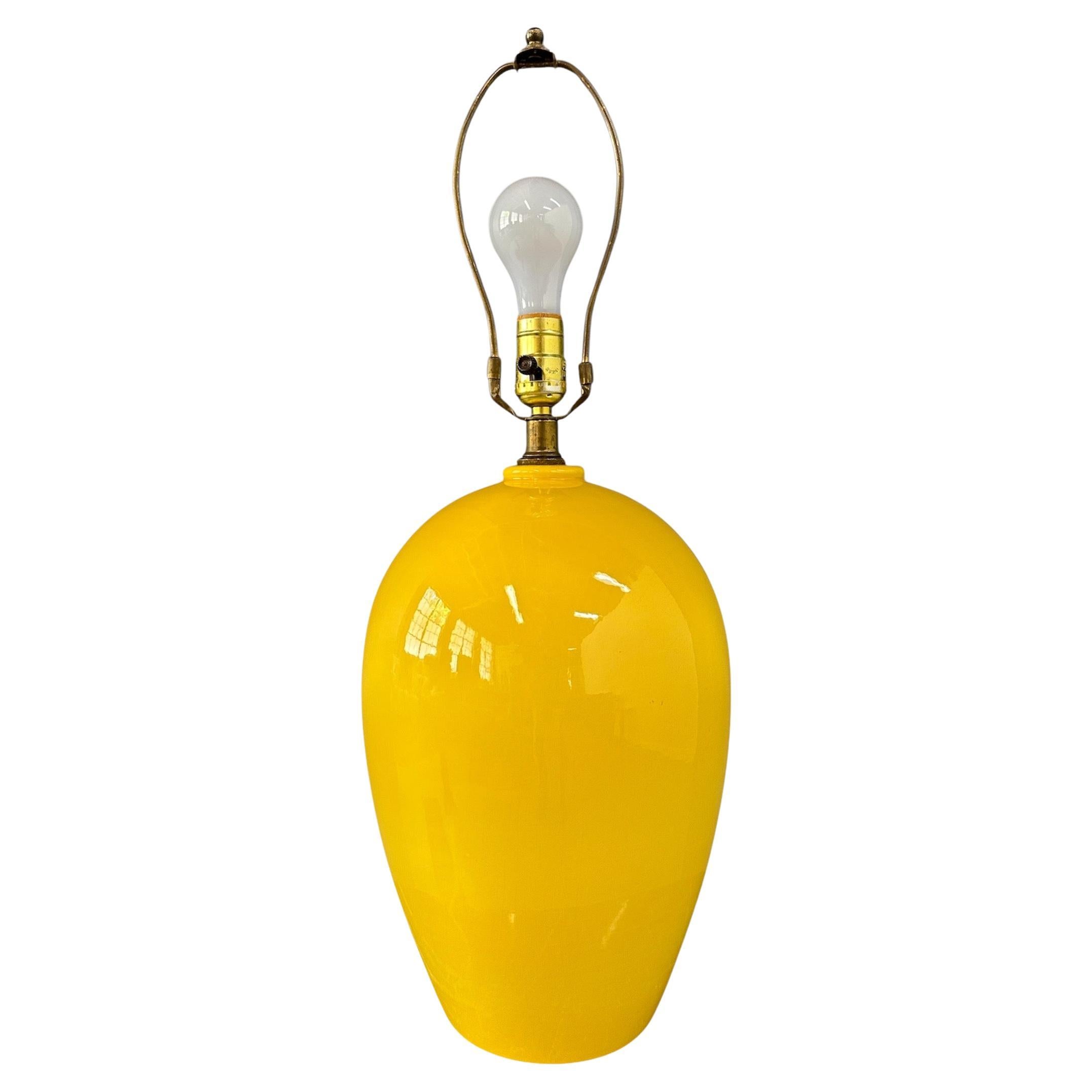 Lampada da tavolo in ceramica giallo intenso Haeger grande degli anni '70, metà del secolo scorso