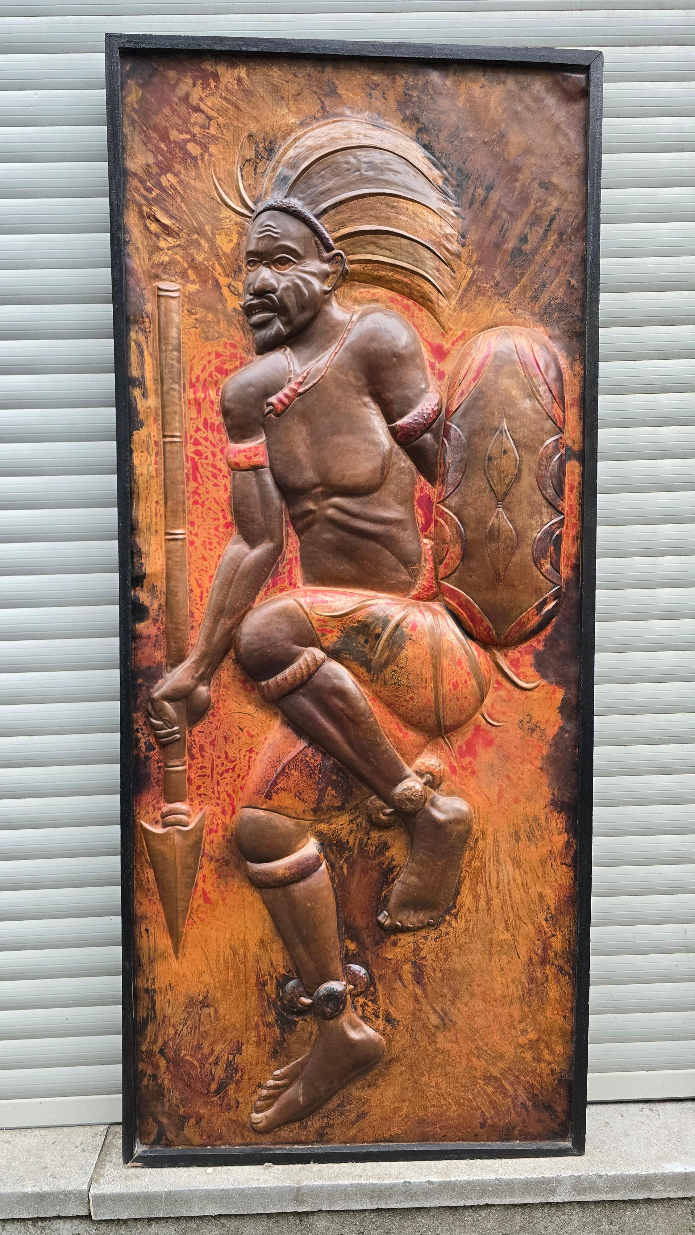 Escultura de panel de arte mural de cobre martillado de los años 70 de un guerrero danzante en venta 2