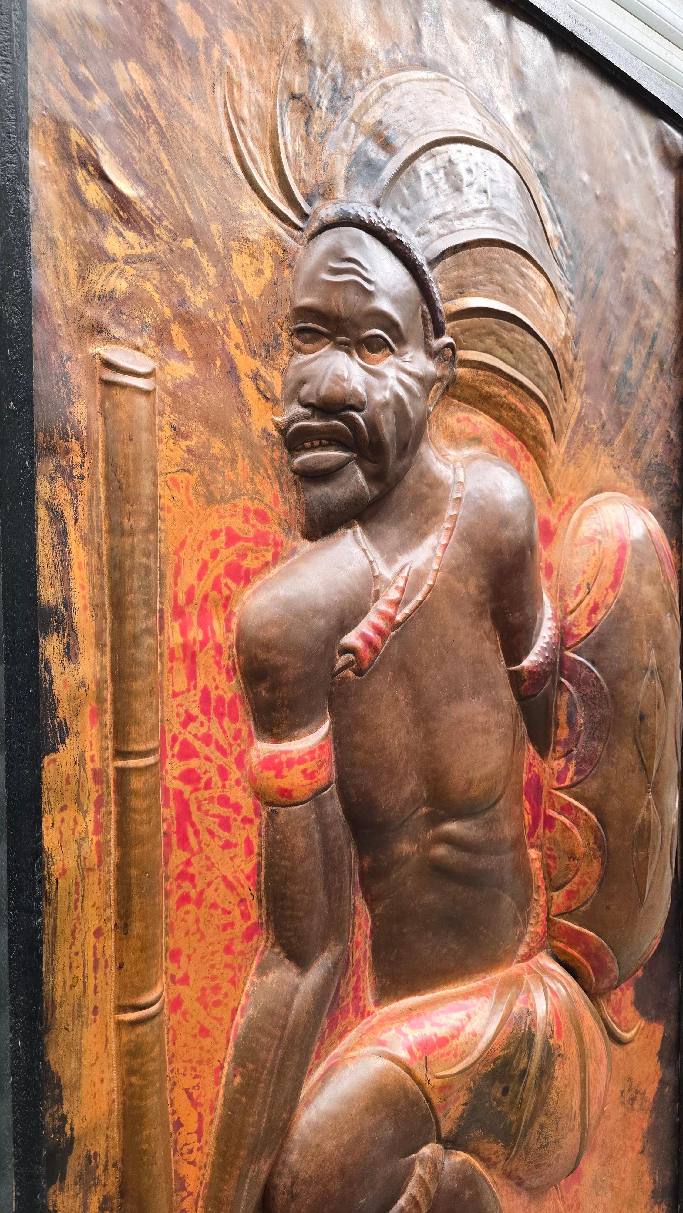 Escultura de panel de arte mural de cobre martillado de los años 70 de un guerrero danzante en venta 3