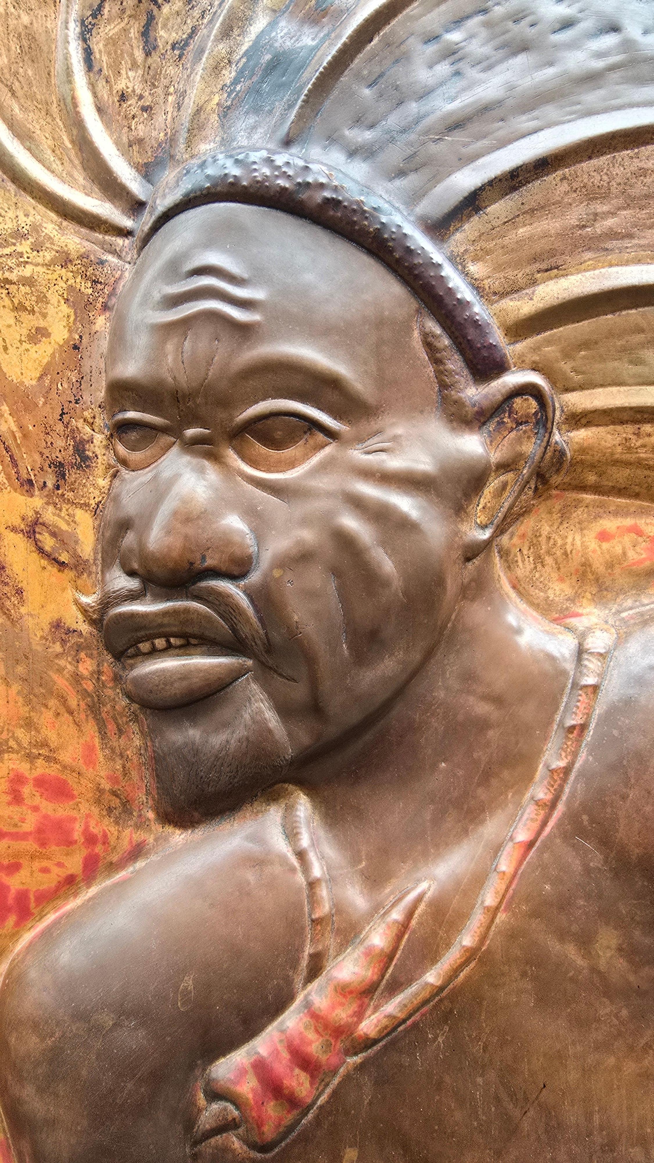 Escultura de panel de arte mural de cobre martillado de los años 70 de un guerrero danzante en venta 4