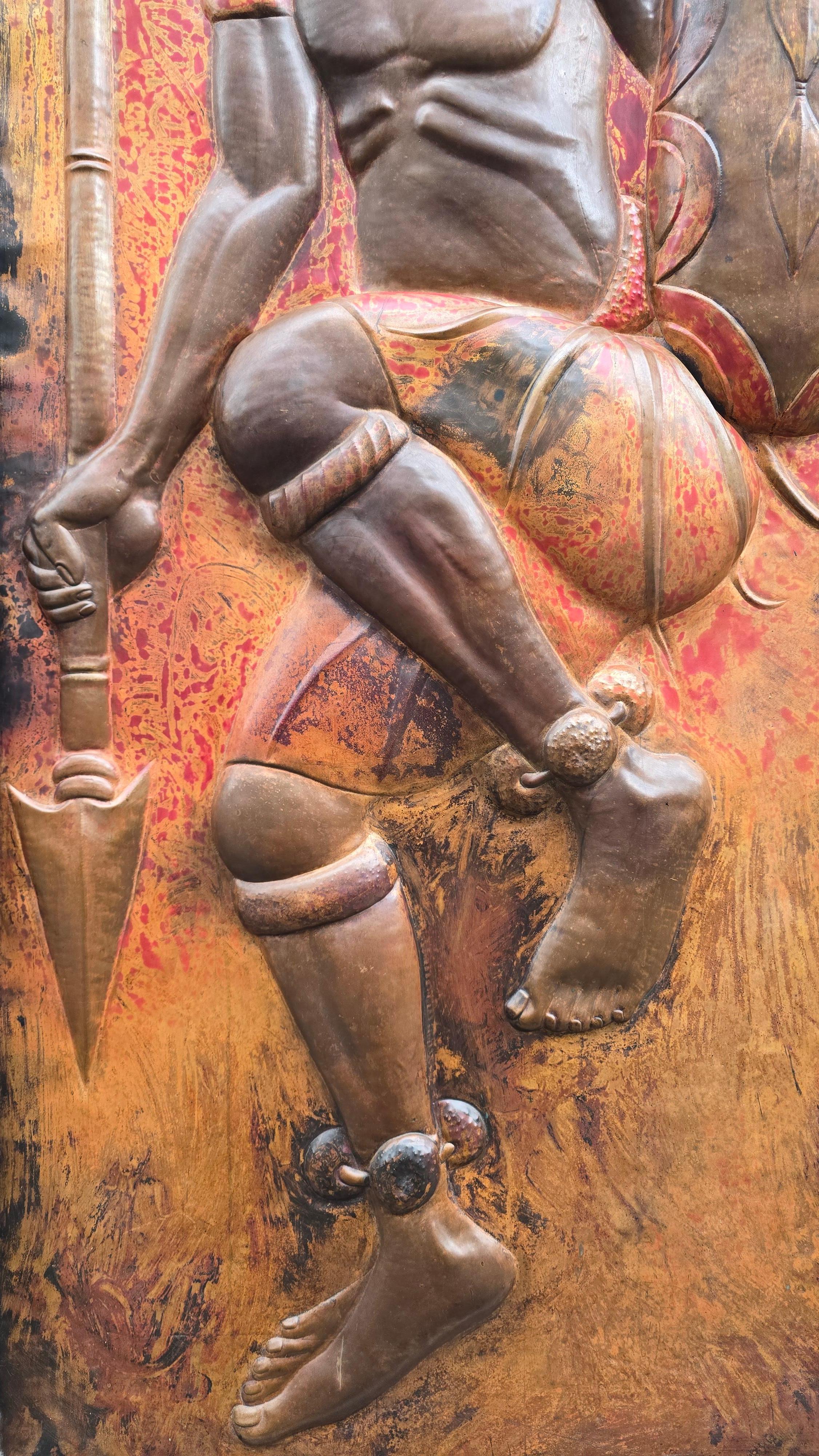 Escultura de panel de arte mural de cobre martillado de los años 70 de un guerrero danzante en venta 5