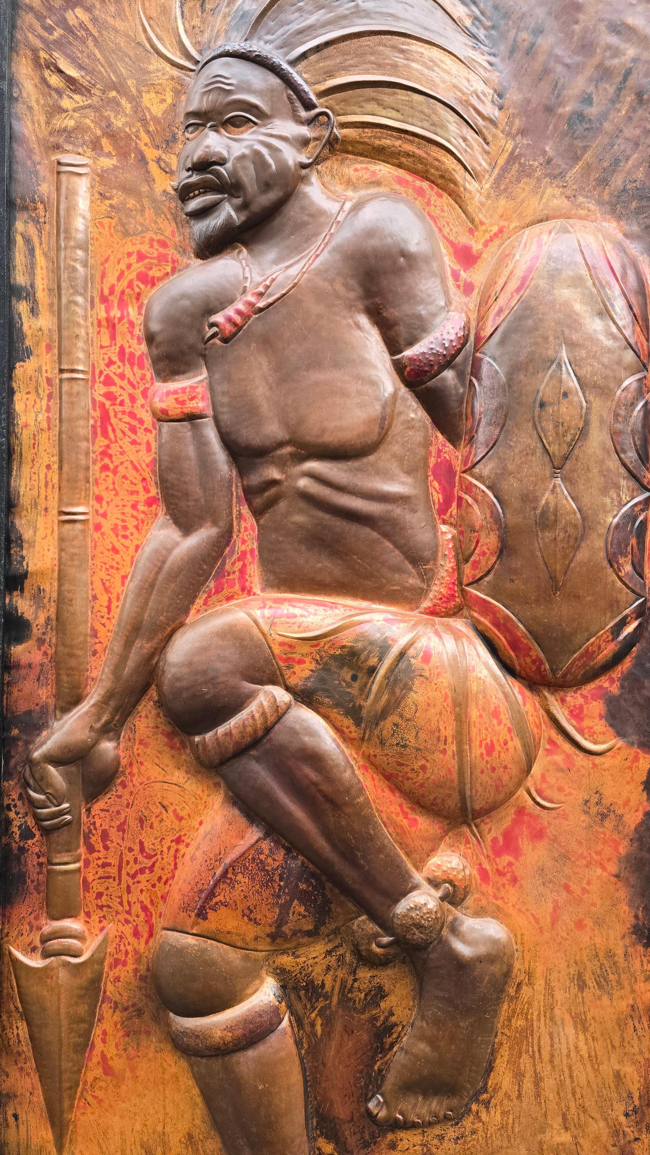 Escultura de panel de arte mural de cobre martillado de los años 70 de un guerrero danzante en venta 6