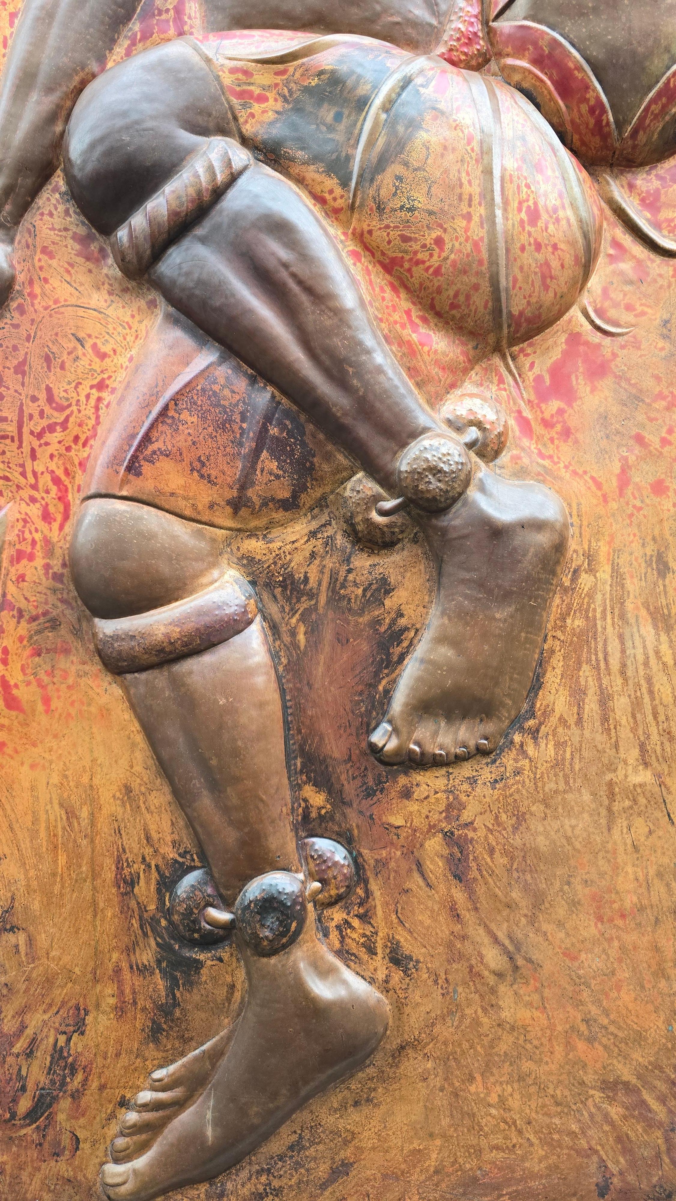 Escultura de panel de arte mural de cobre martillado de los años 70 de un guerrero danzante en venta 7