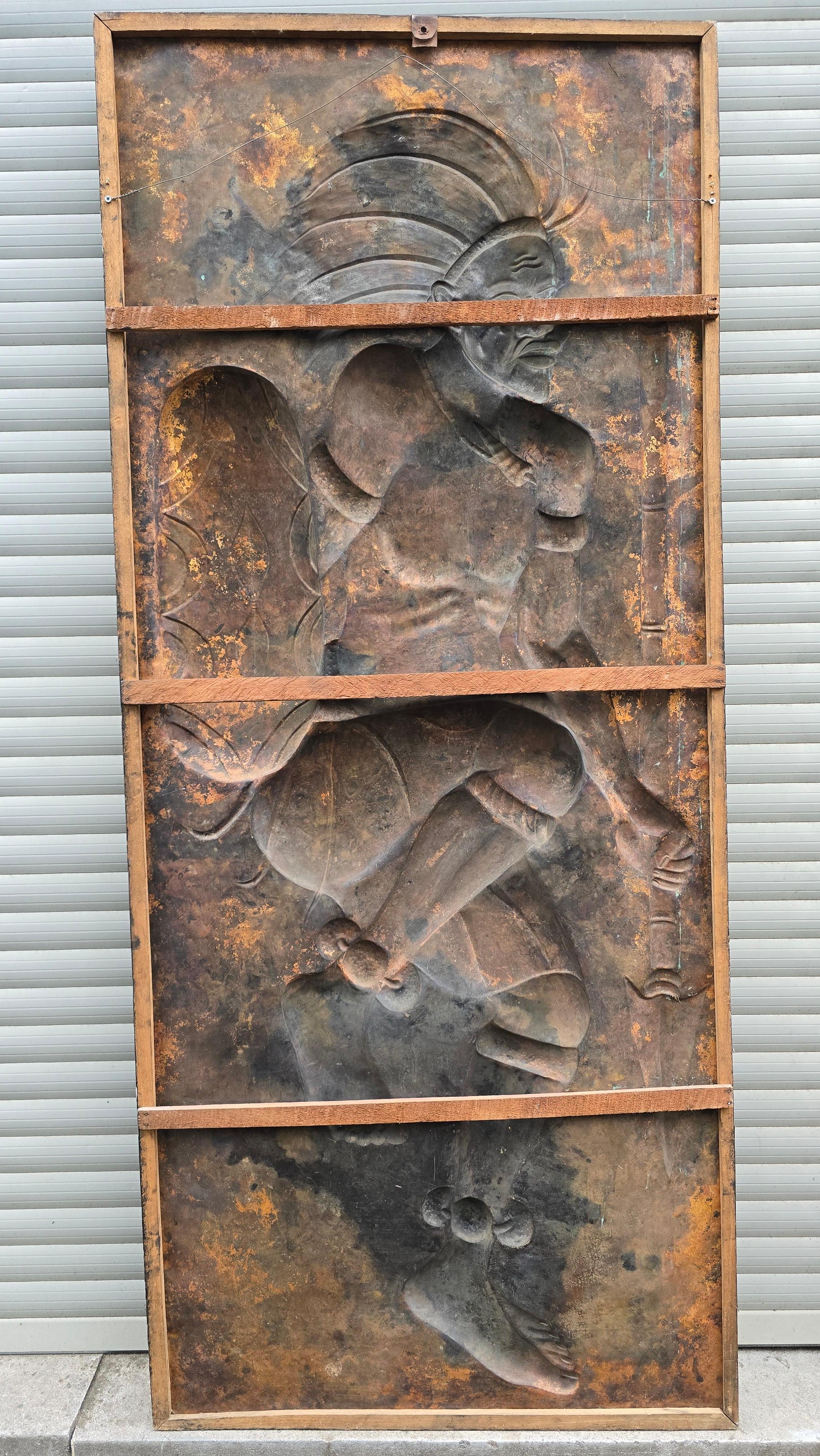 Escultura de panel de arte mural de cobre martillado de los años 70 de un guerrero danzante en venta 8