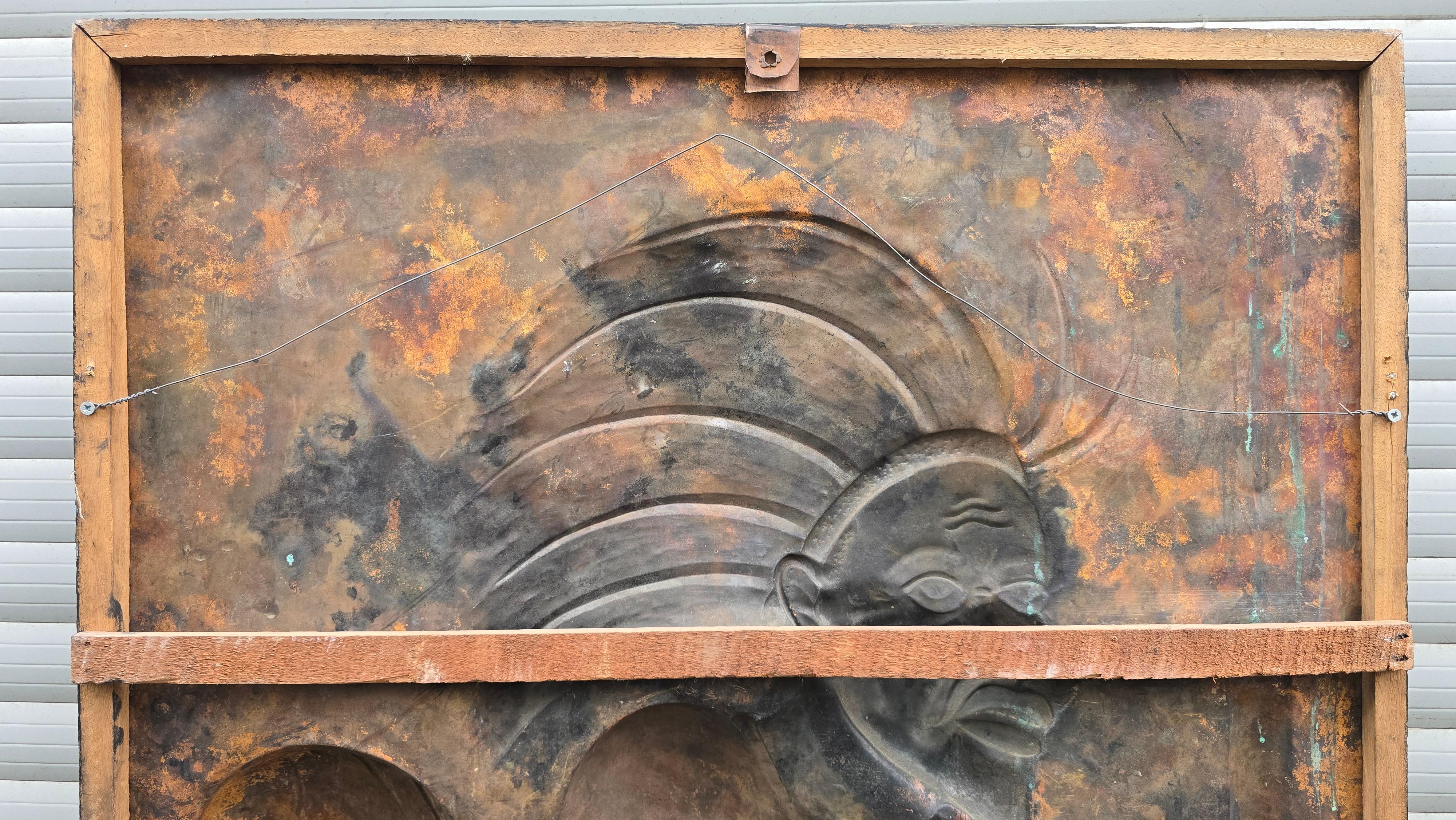 Escultura de panel de arte mural de cobre martillado de los años 70 de un guerrero danzante en venta 10