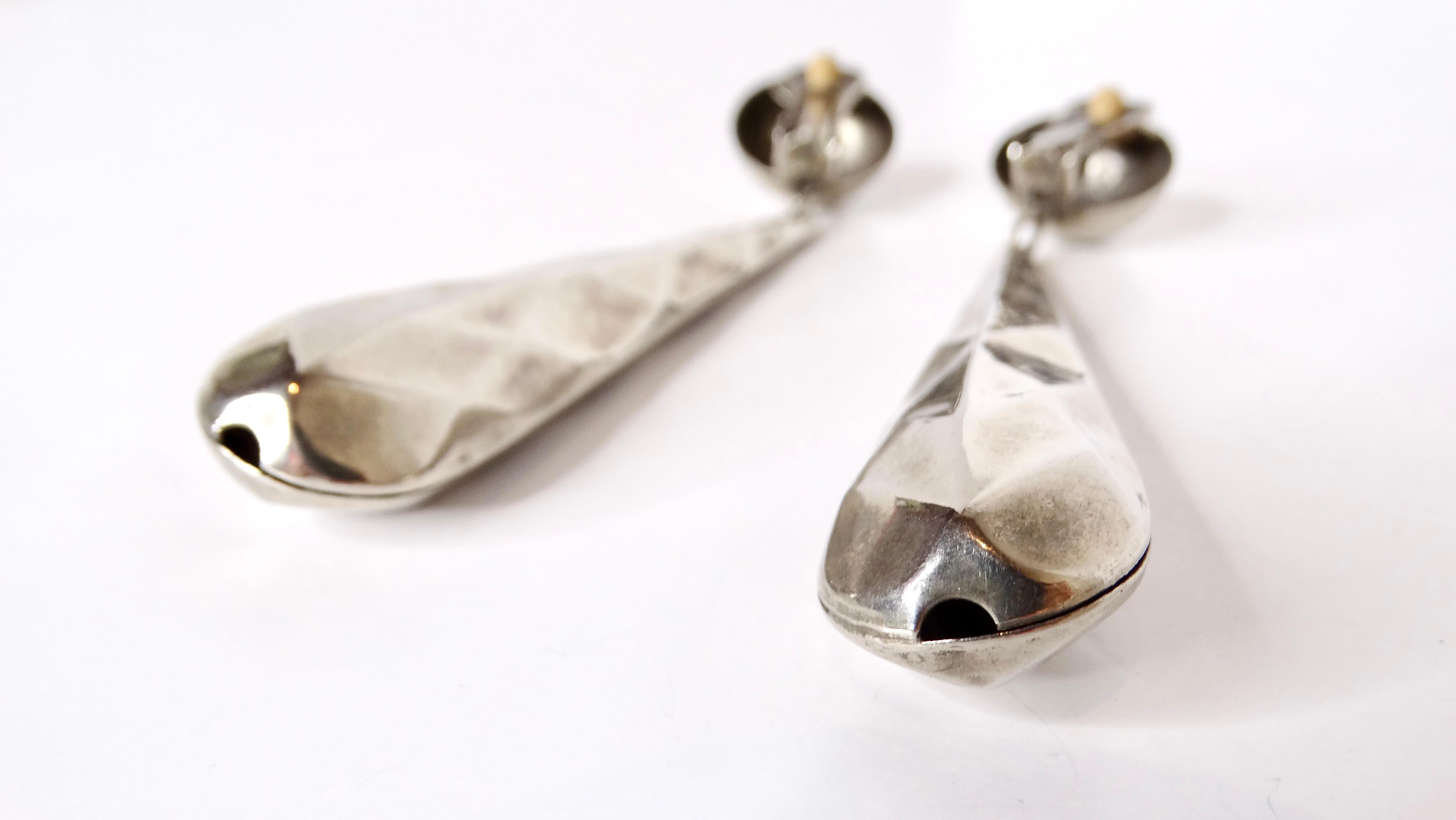 Eleganza e maestria degli anni '70 con questi splendidi orecchini a goccia grandi e martellati, realizzati a mano e placcati in argento. Disegnati per assomigliare a un punto esclamativo rovesciato, questi orecchini cavi emanano un senso di