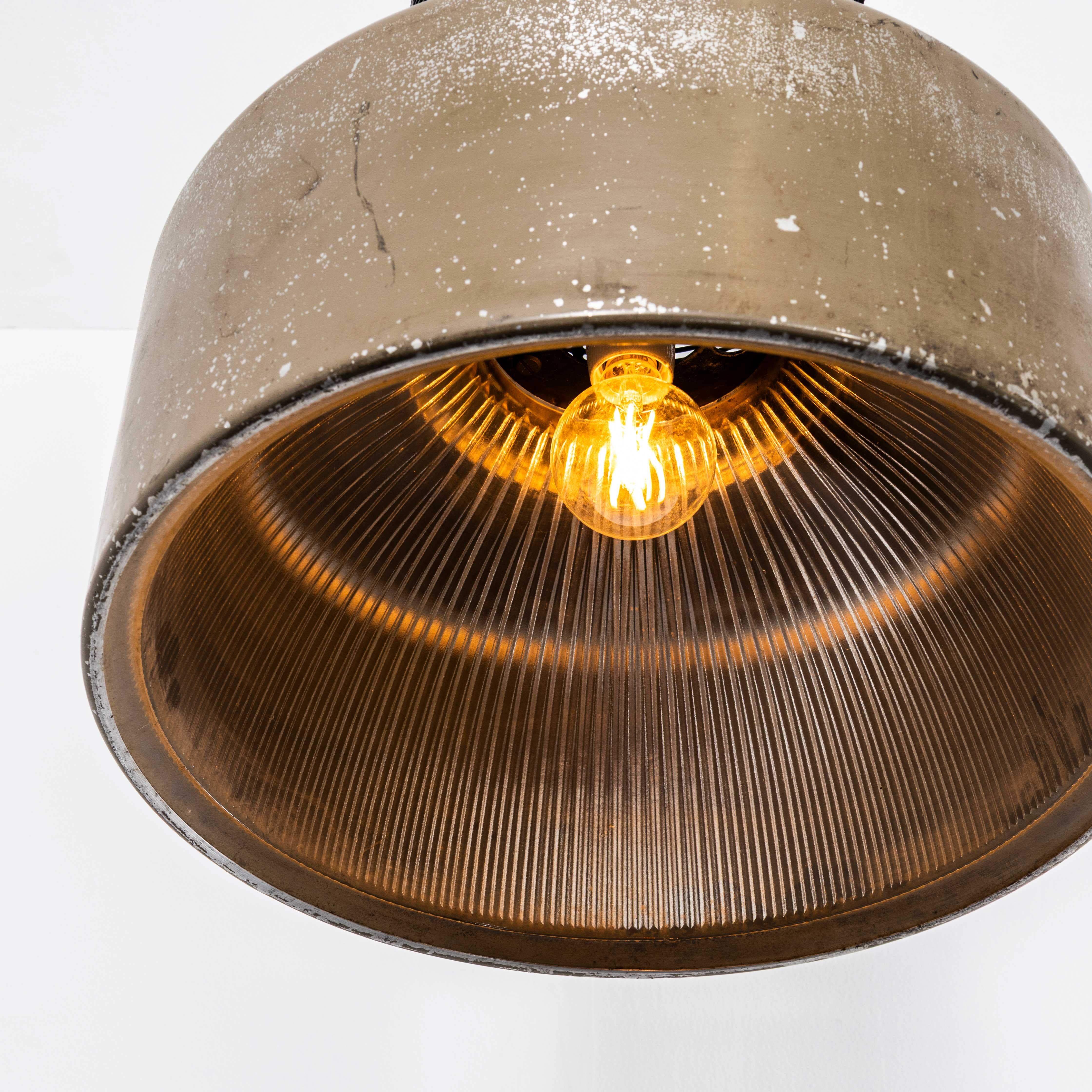 Fine XX secolo Lampade a sospensione industriali Holophane di grandi dimensioni degli anni '70 con griglia superiore in vendita