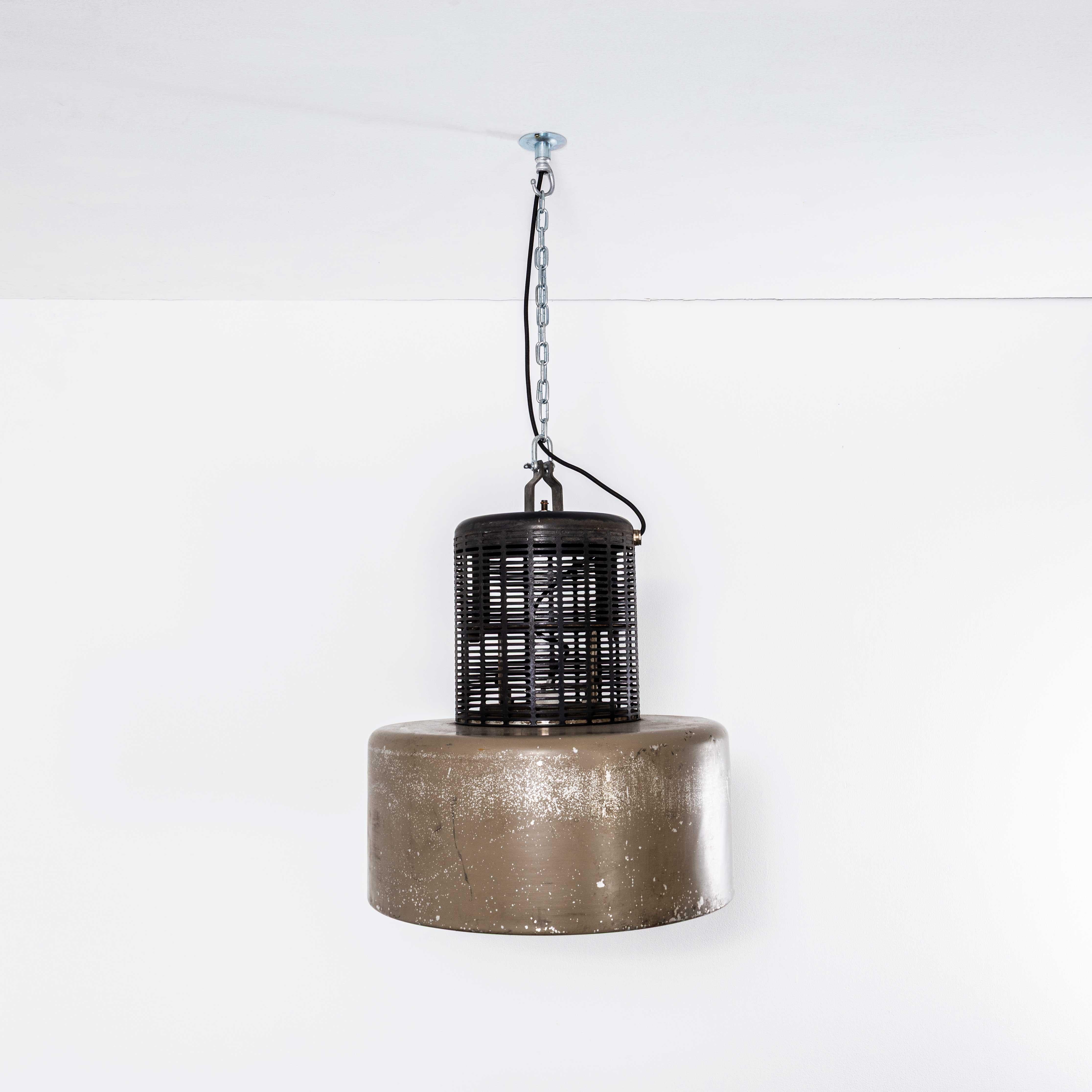 Vetro Lampade a sospensione industriali Holophane di grandi dimensioni degli anni '70 con griglia superiore in vendita