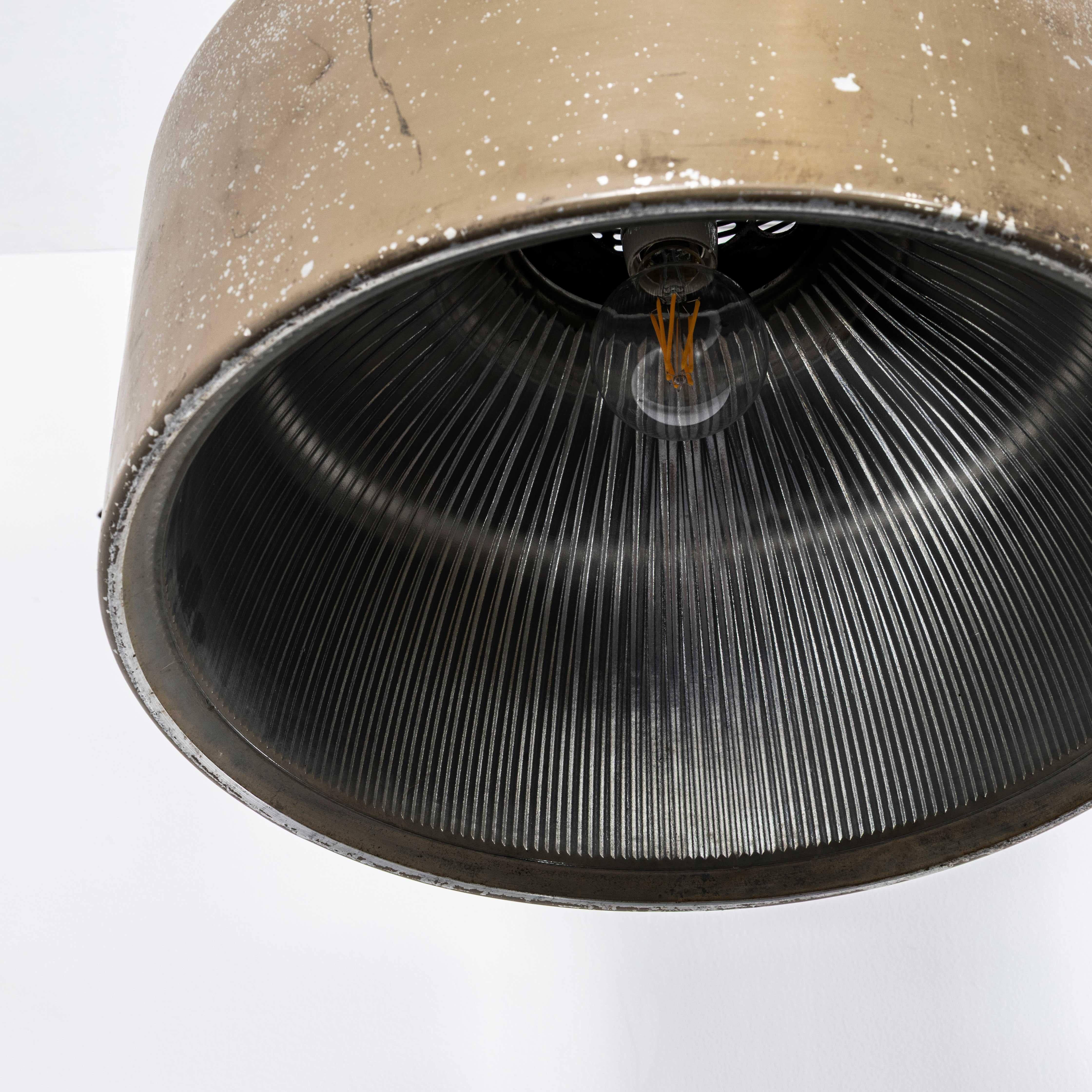 Lampade a sospensione industriali Holophane di grandi dimensioni degli anni '70 con griglia superiore in vendita 1