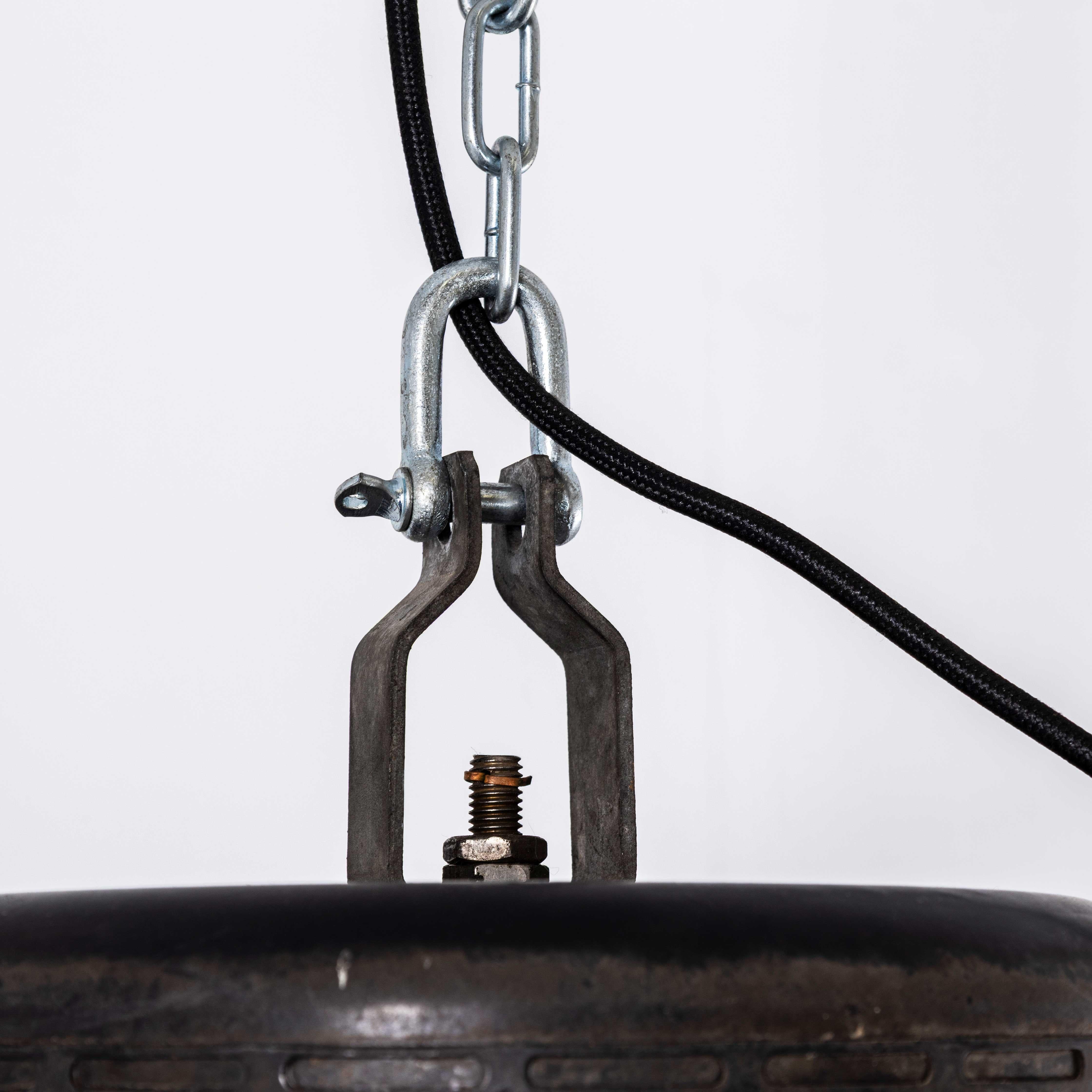 Lampade a sospensione industriali Holophane di grandi dimensioni degli anni '70 con griglia superiore in vendita 2