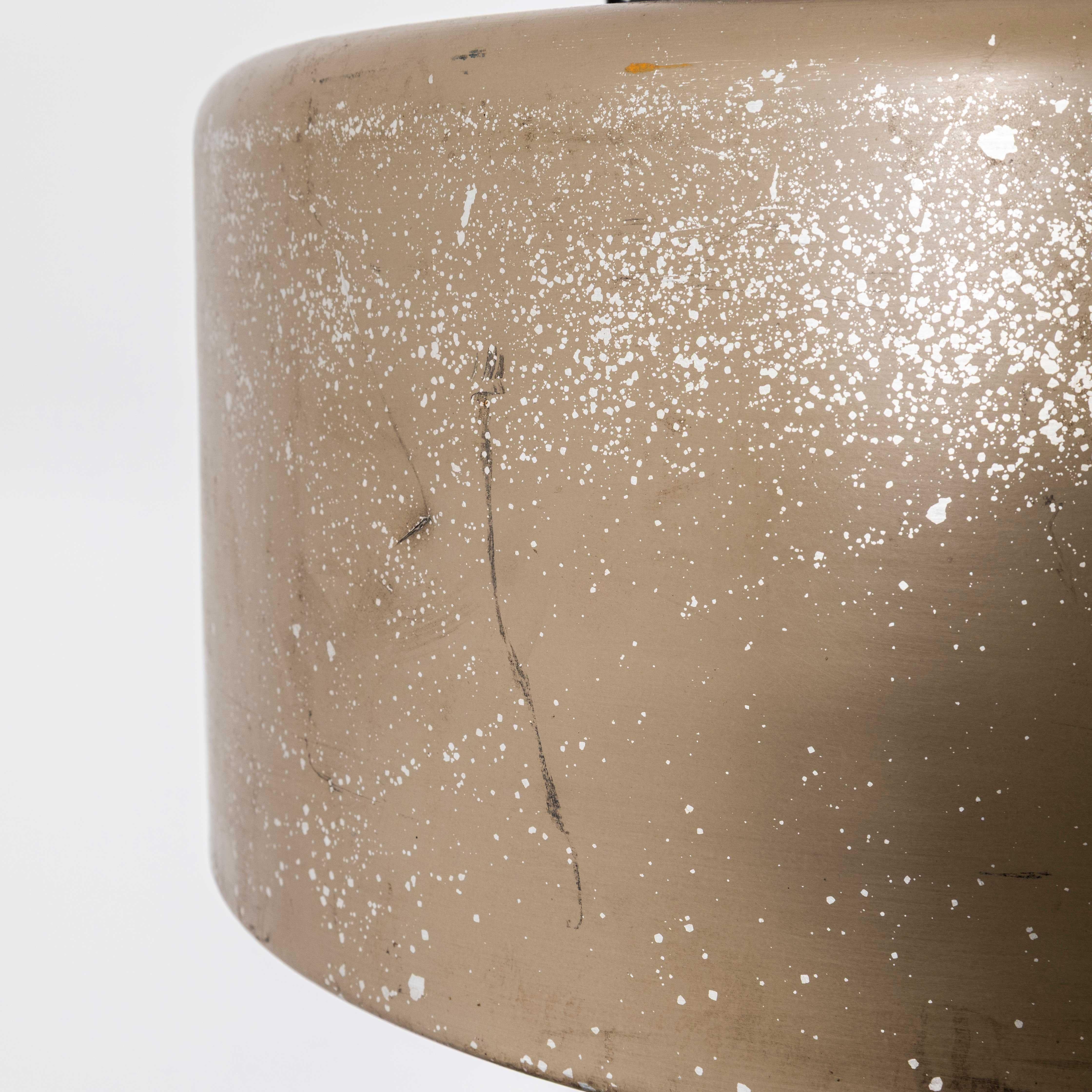 Lampade a sospensione industriali Holophane di grandi dimensioni degli anni '70 con griglia superiore in vendita 3