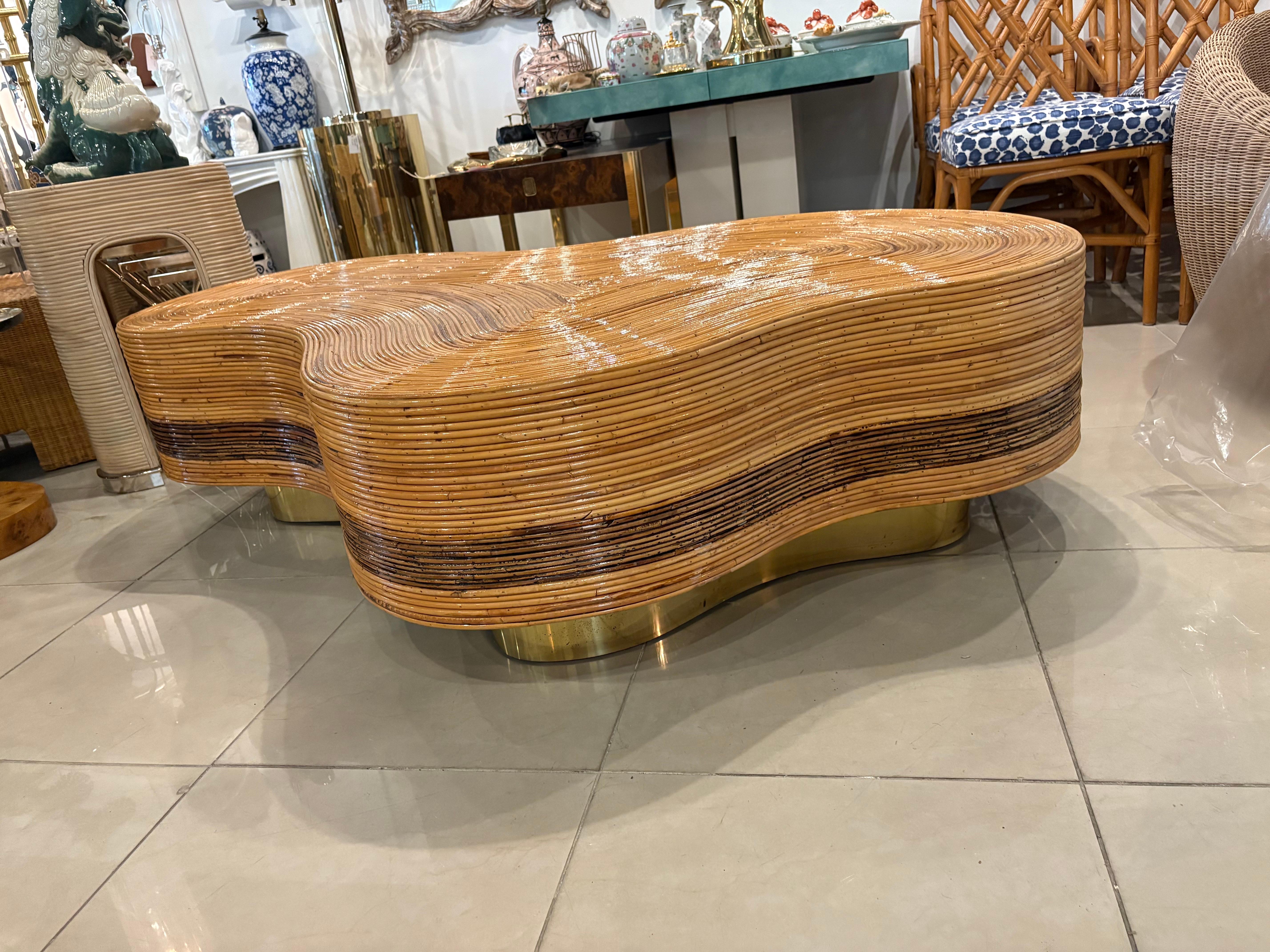 Gran mesa de cóctel italiana biomórfica de ratán, caña y latón de los años 70 en venta 3