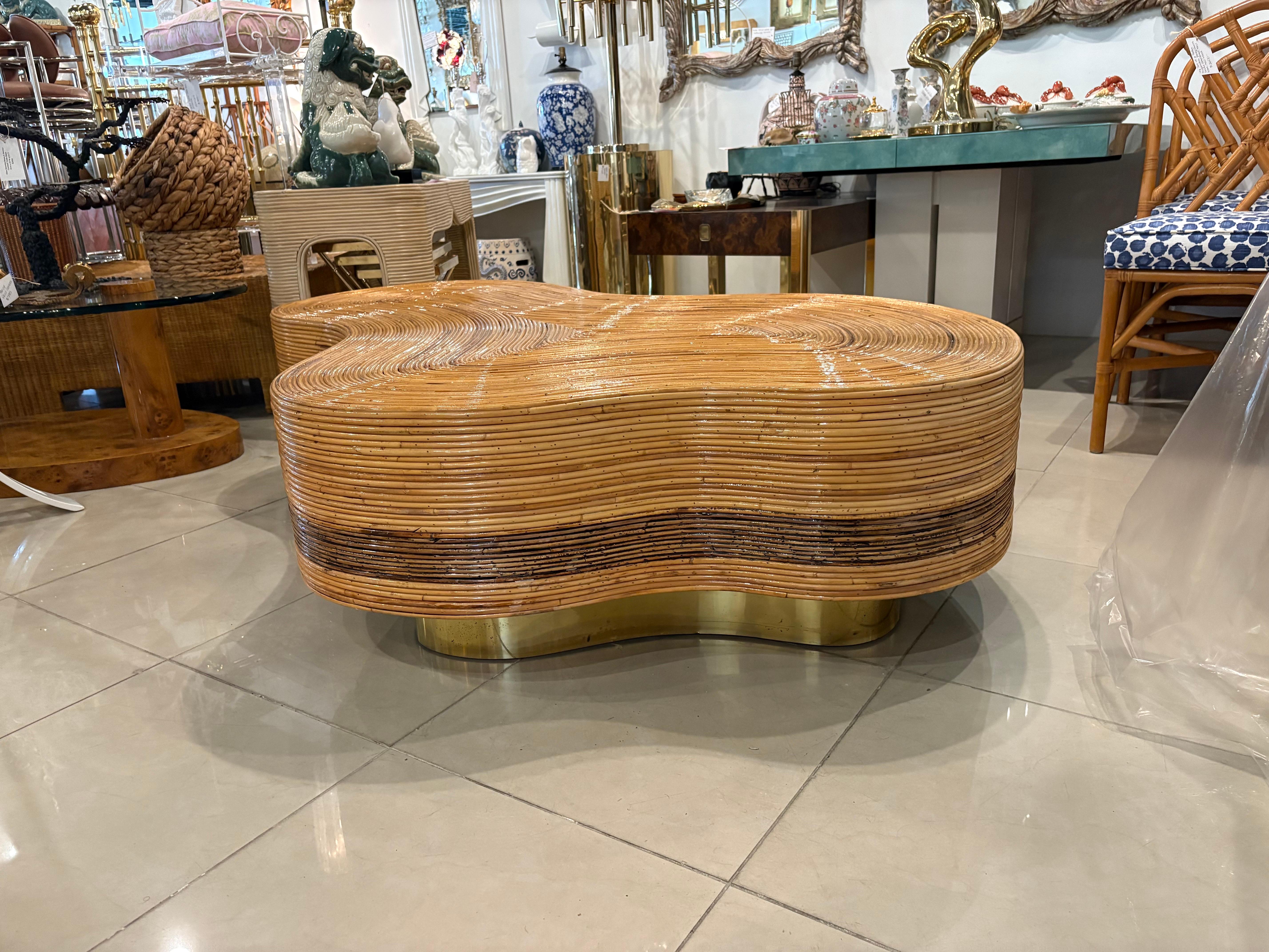 Gran mesa de cóctel italiana biomórfica de ratán, caña y latón de los años 70 en venta 4
