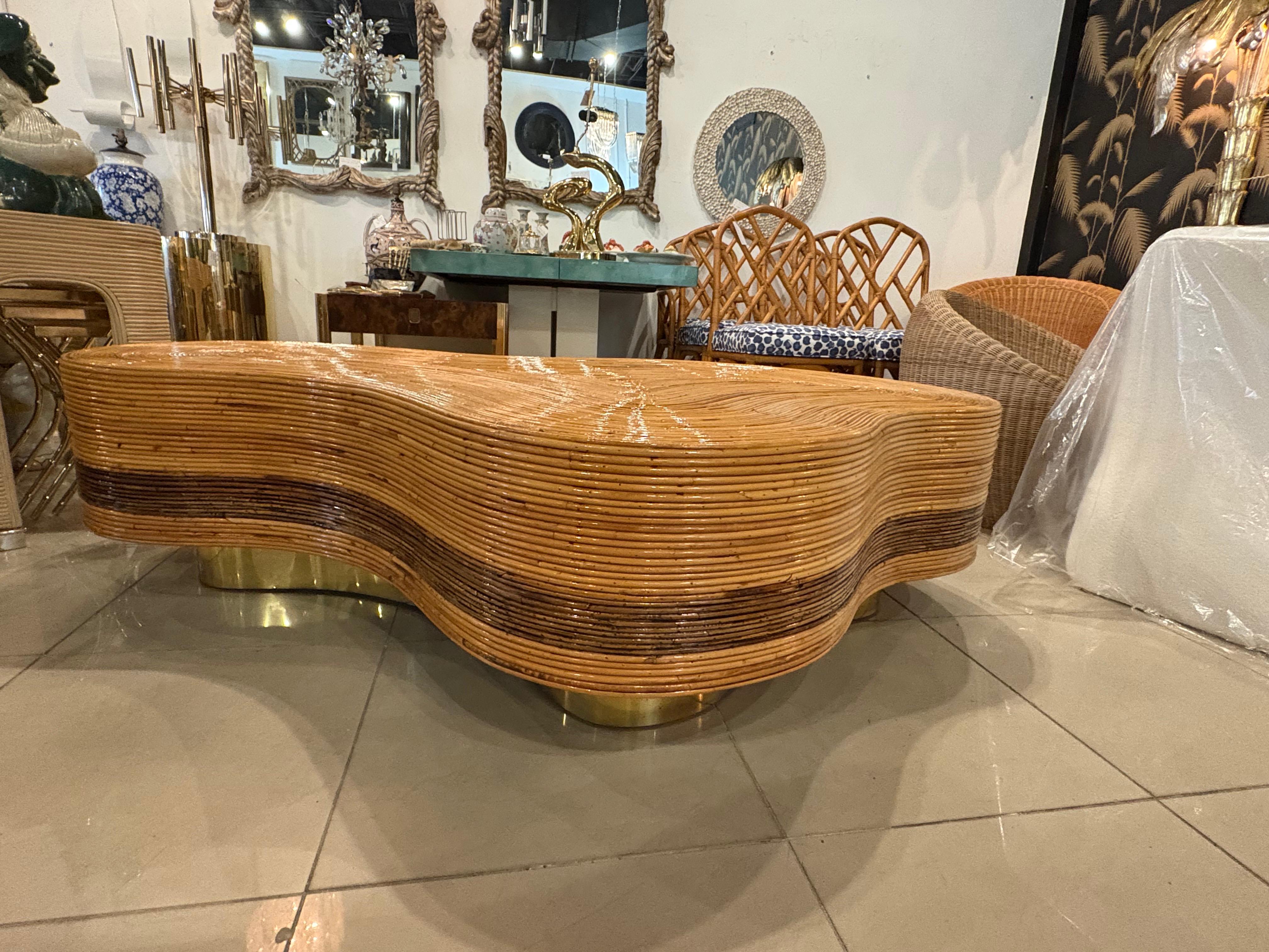 Gran mesa de cóctel italiana biomórfica de ratán, caña y latón de los años 70 en venta 5