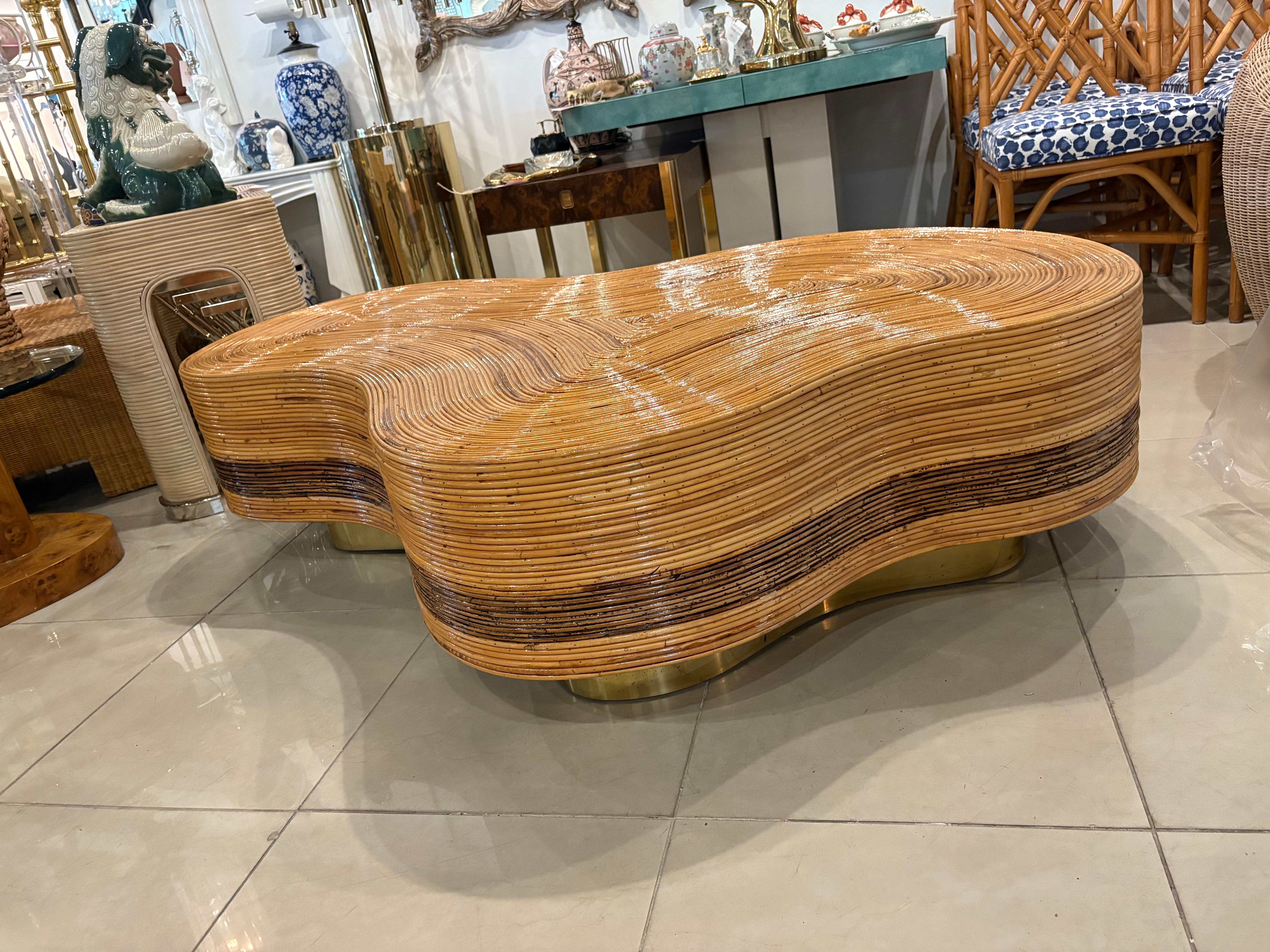 Gran mesa de cóctel italiana biomórfica de ratán, caña y latón de los años 70 en venta 6