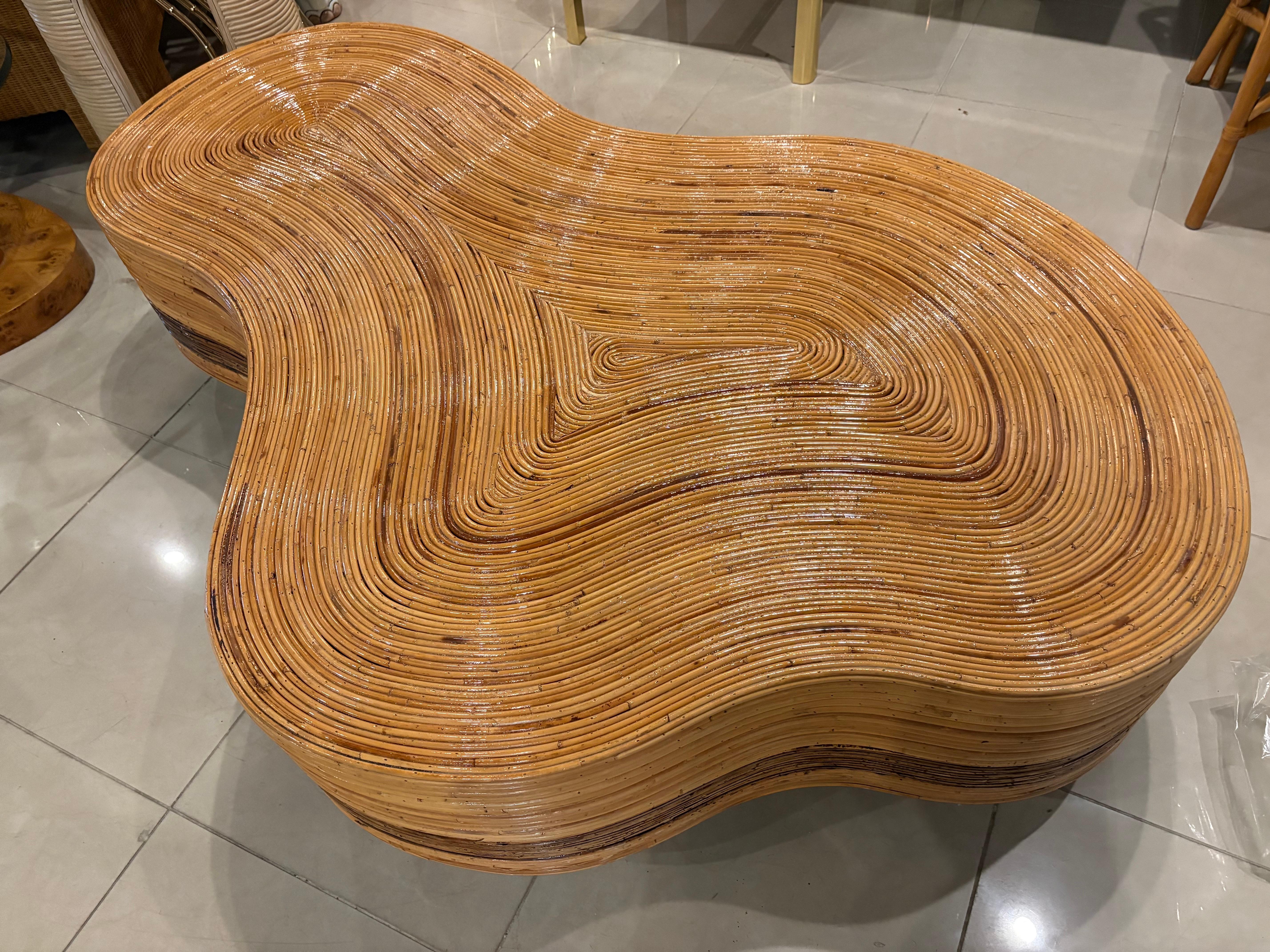 Gran mesa de cóctel italiana biomórfica de ratán, caña y latón de los años 70 en venta 8