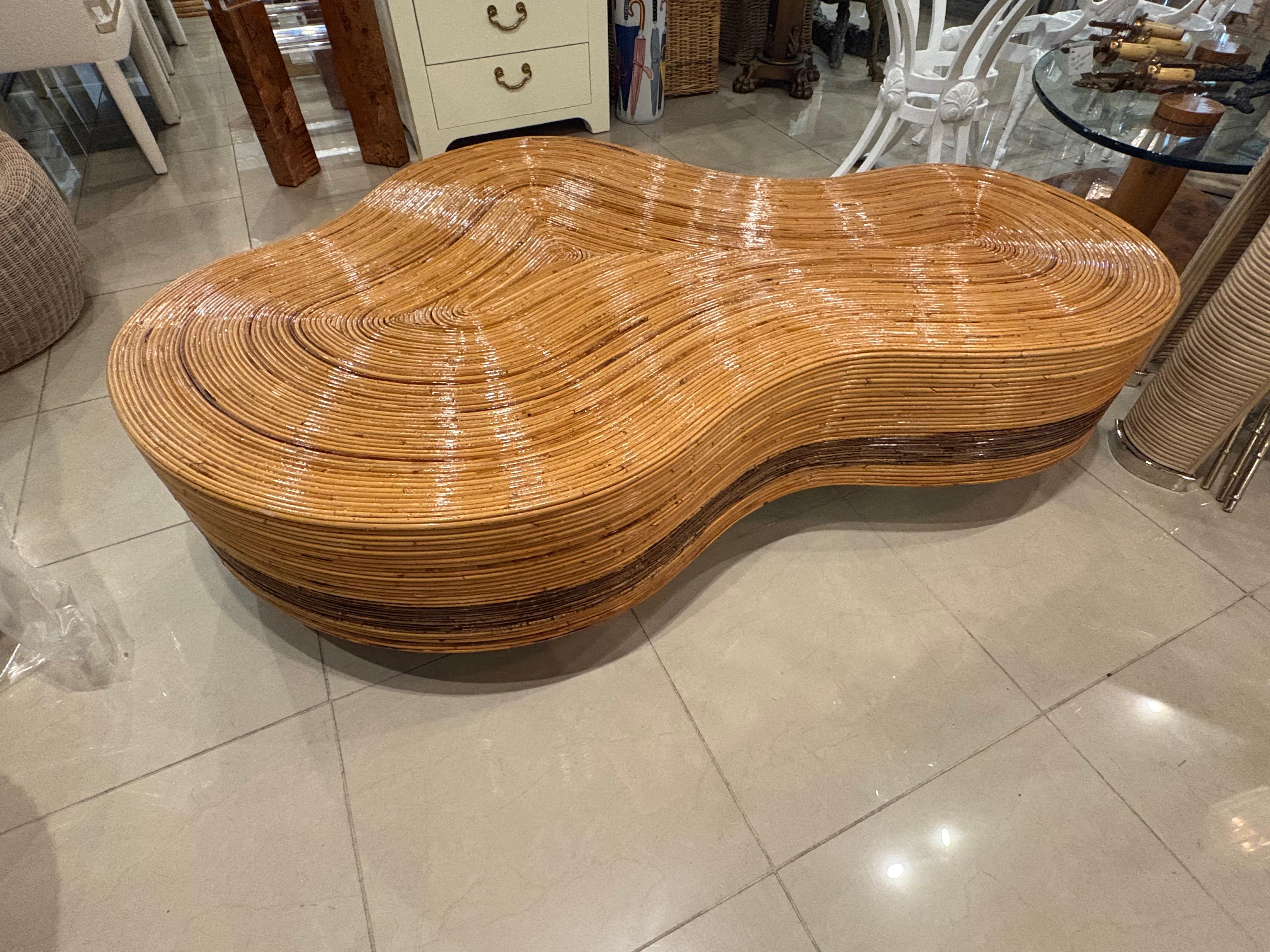 Gran mesa de cóctel italiana biomórfica de ratán, caña y latón de los años 70 Moderno de mediados de siglo en venta