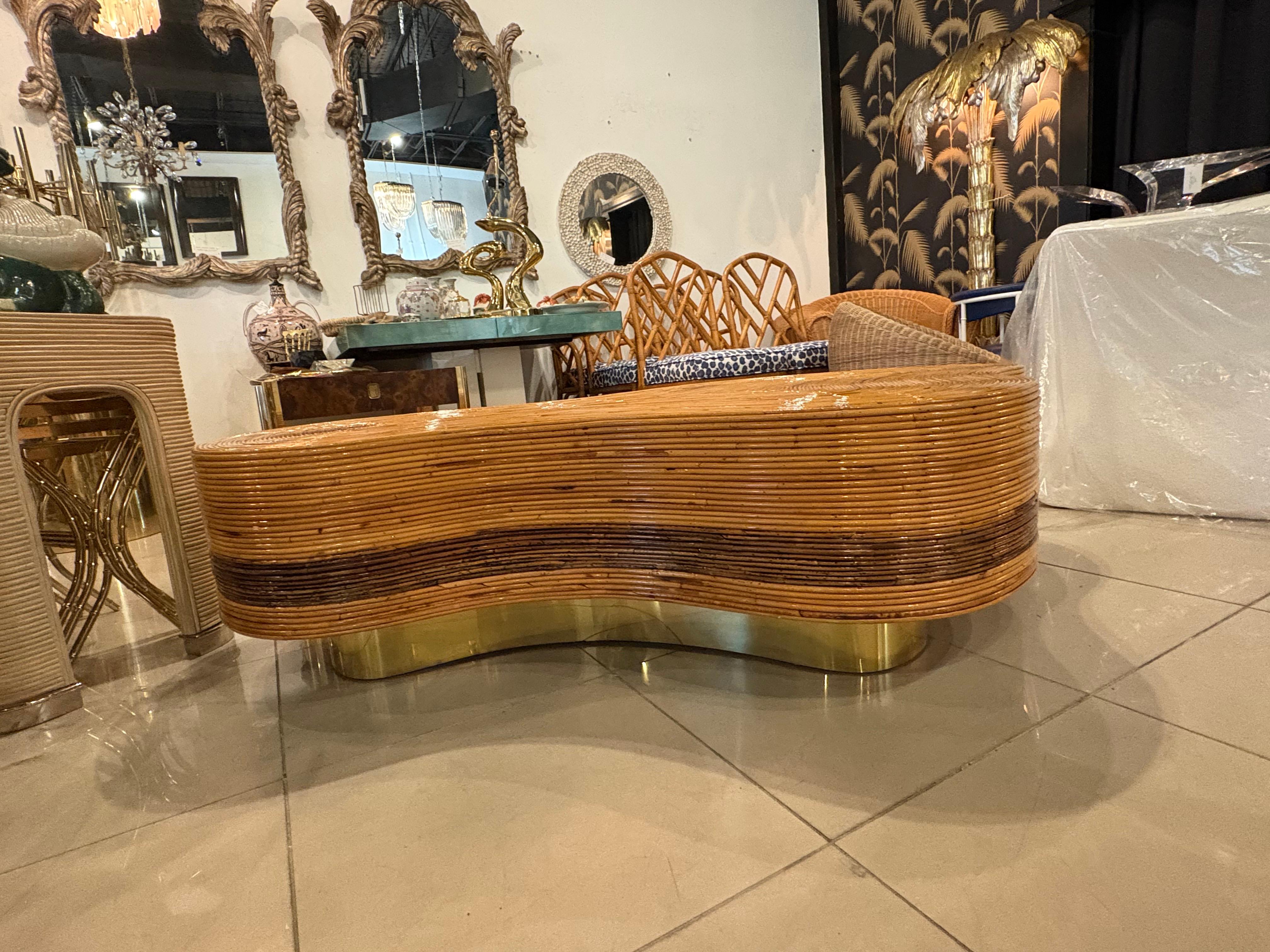 Gran mesa de cóctel italiana biomórfica de ratán, caña y latón de los años 70 Italiano en venta
