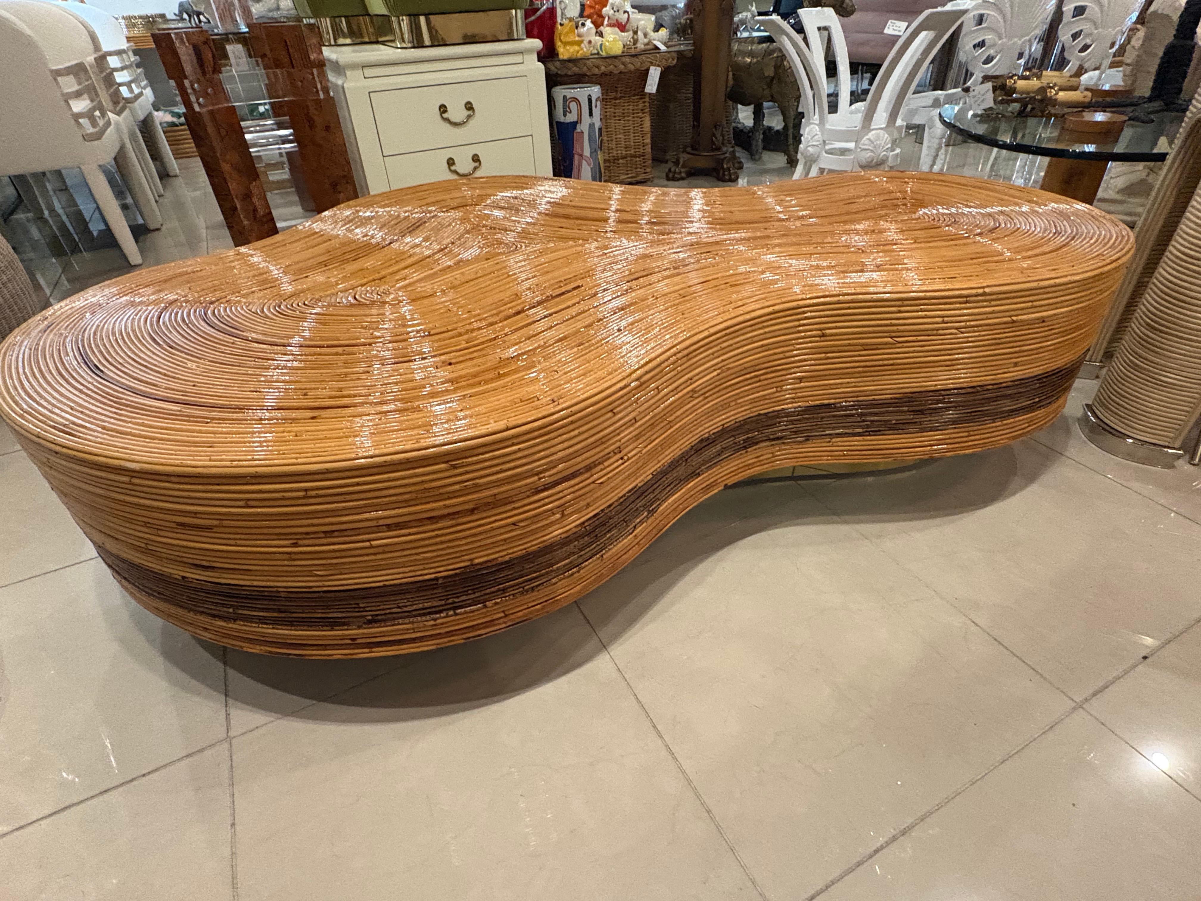 Gran mesa de cóctel italiana biomórfica de ratán, caña y latón de los años 70 en Bueno estado para la venta en West Palm Beach, FL