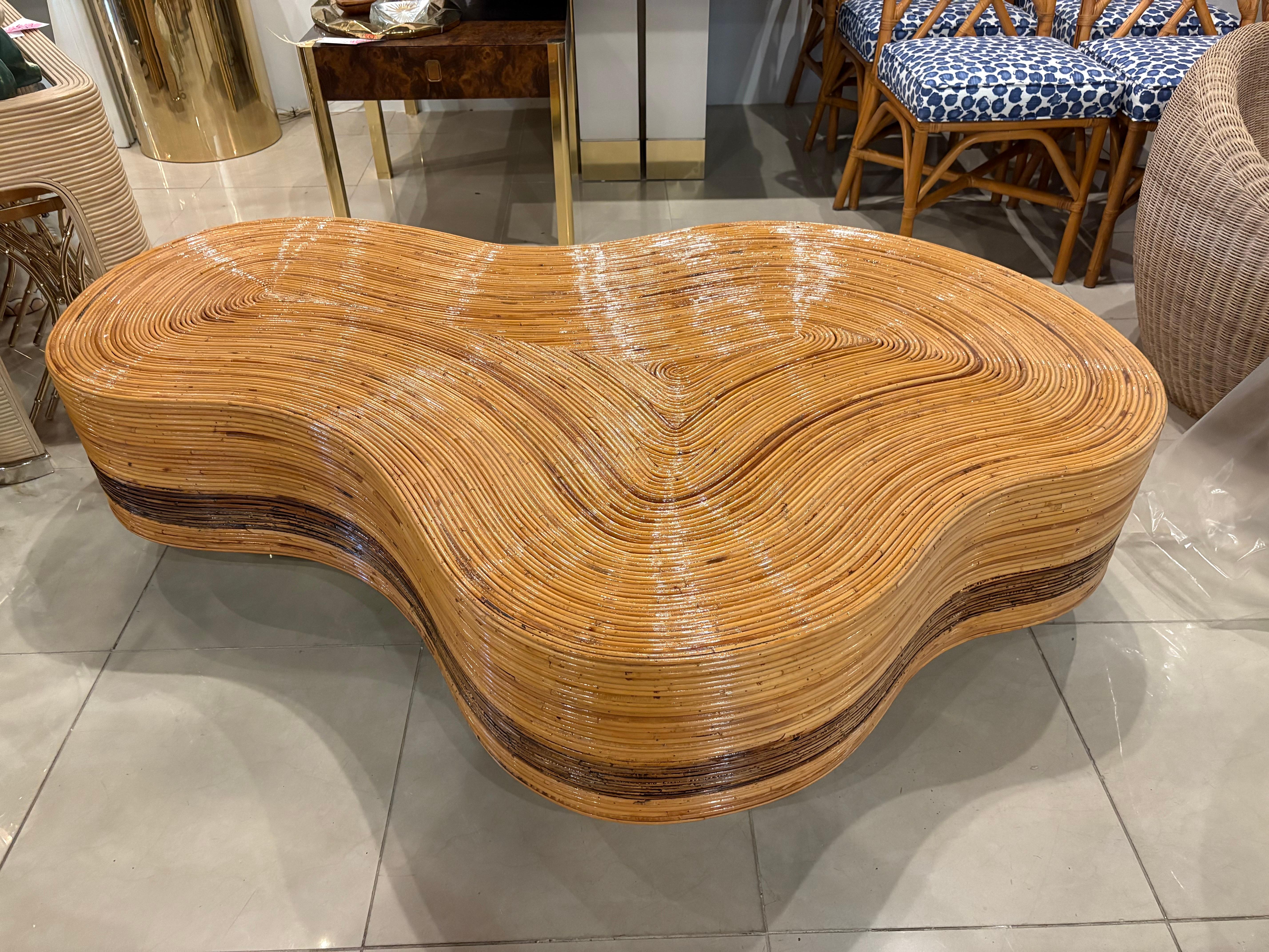 Gran mesa de cóctel italiana biomórfica de ratán, caña y latón de los años 70 en venta 1