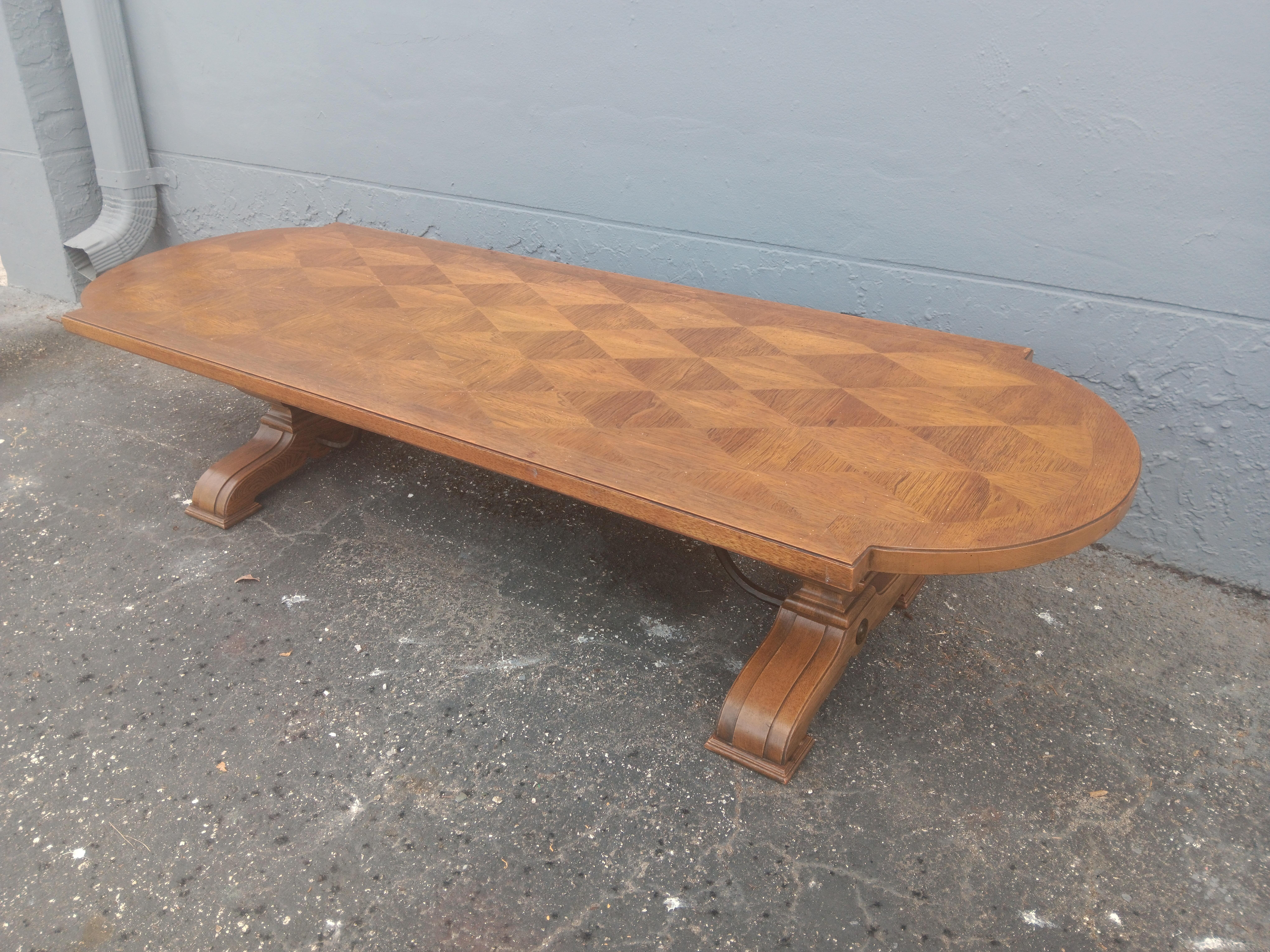 1970's Grand Scale Italian Provincial Inlaid Coffee / Cocktail Table. Mittelbraun getönt. Dies ist ein großer Couchtisch.