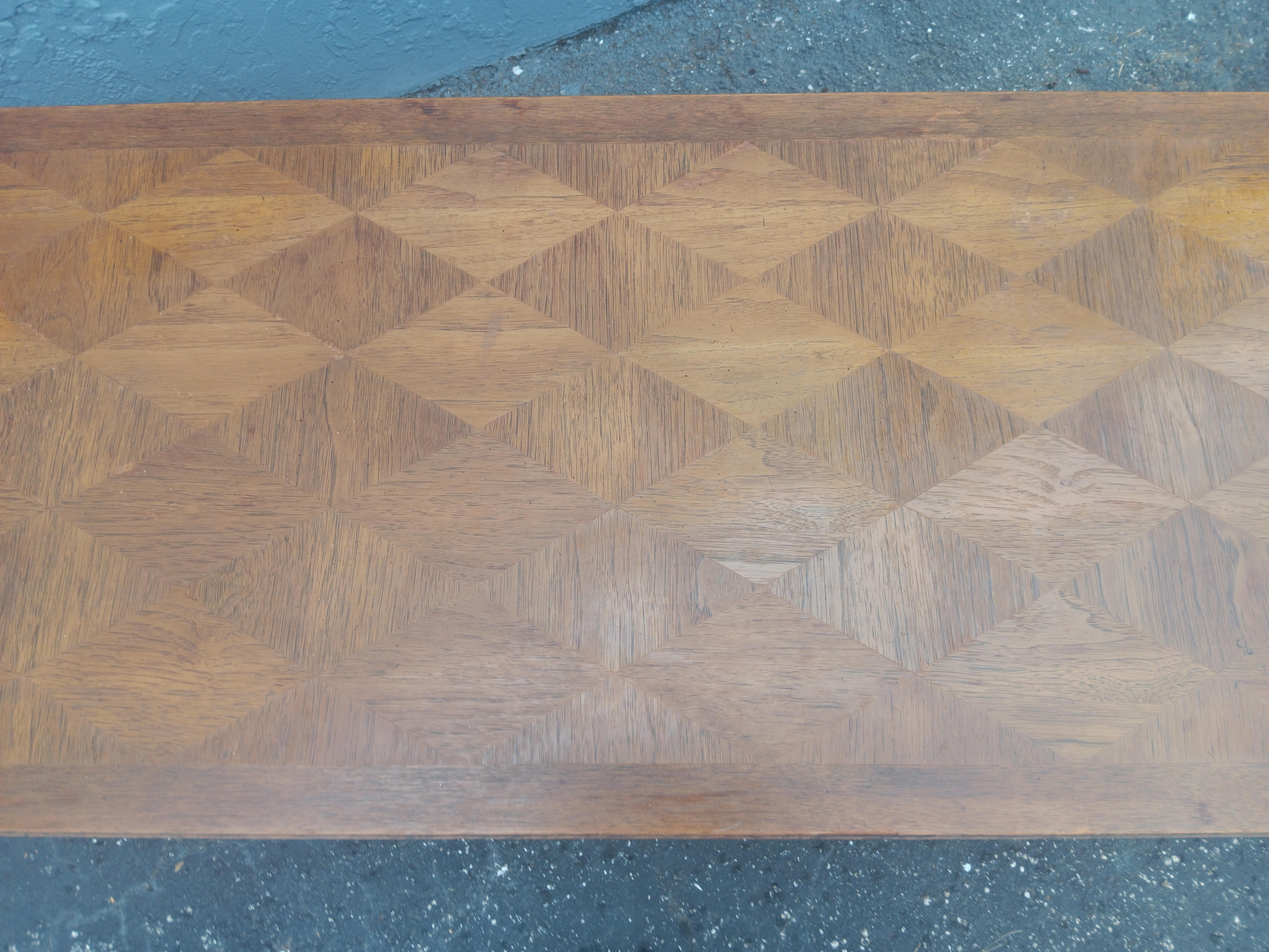 1970er Jahre Großer italienischer Couchtisch mit Intarsien (Holz) im Angebot