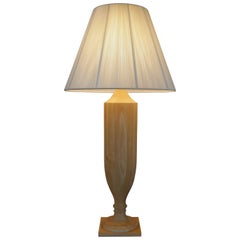 Gran lámpara italiana de sobremesa de madera de los años 70 con pantalla de seda