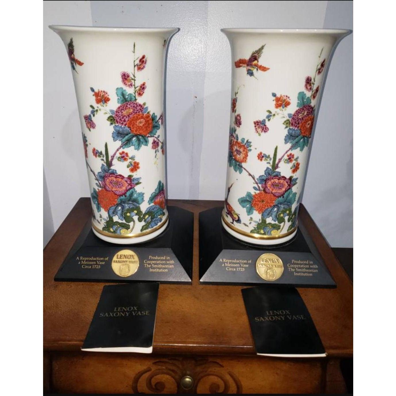 Une paire de grands vases de Saxe Lennox 1979, première reproduction officielle d'un vase de Meissen Circa 1725 produite par la Smithsonian Institution. Ces vases sont flanqués d'une bande en or 22 carats et sont accompagnés d'une base en bois noir