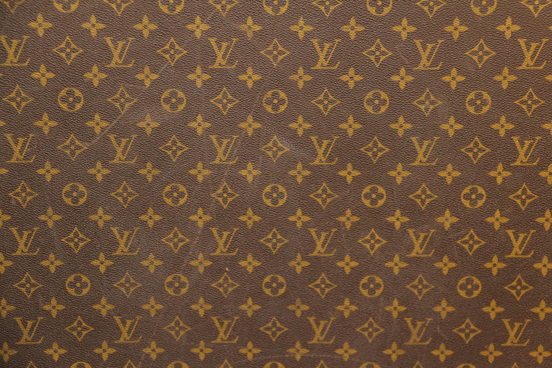 This very nice all original Louis Vuitton monogram suitcase features all brass fittings, trim marked LV and round leather handle.
Interior in very good condition.