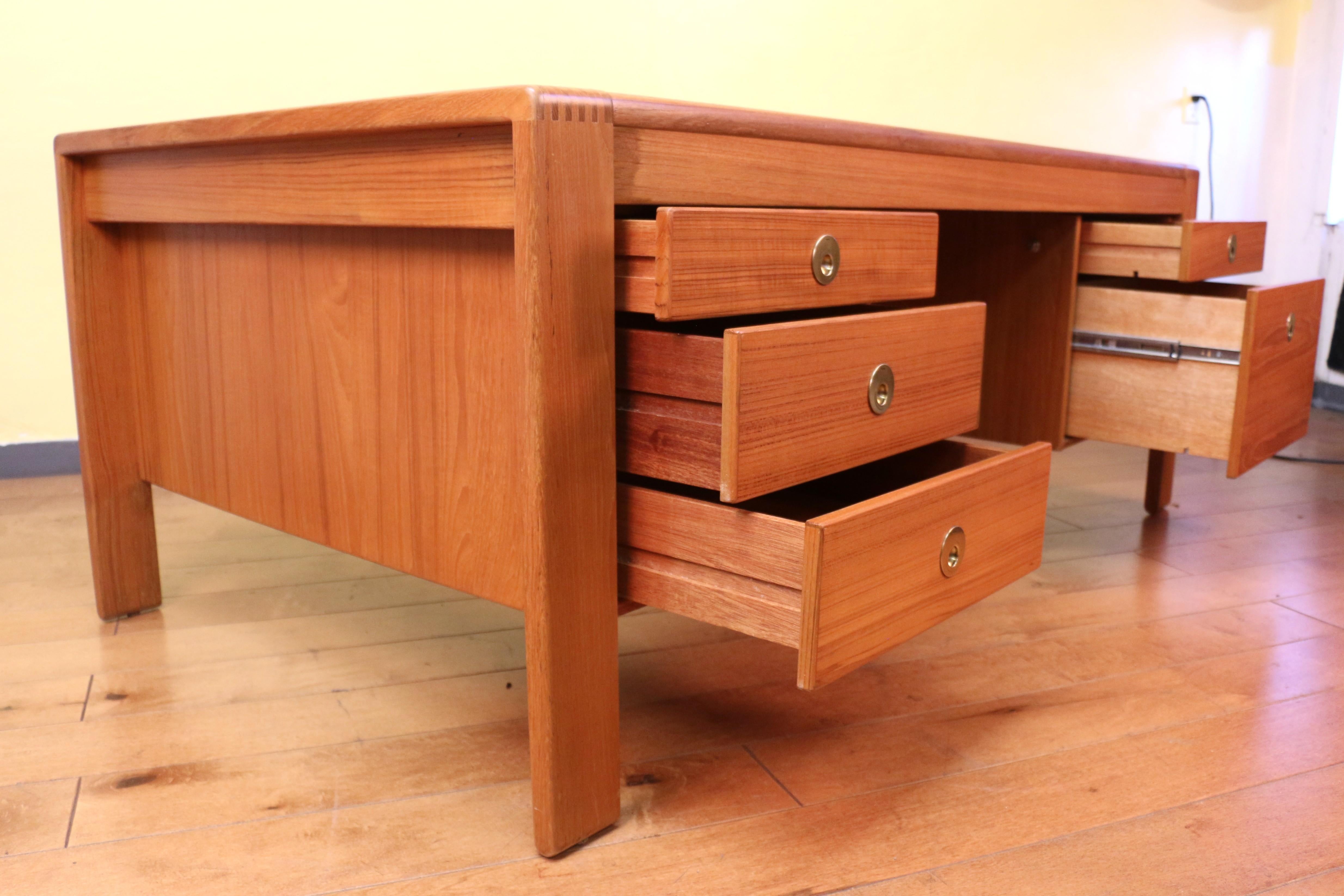 Mid-Century moderno Grande scrivania direzionale del 1970 in stile Mid-Century Modern di D-Scan. in vendita