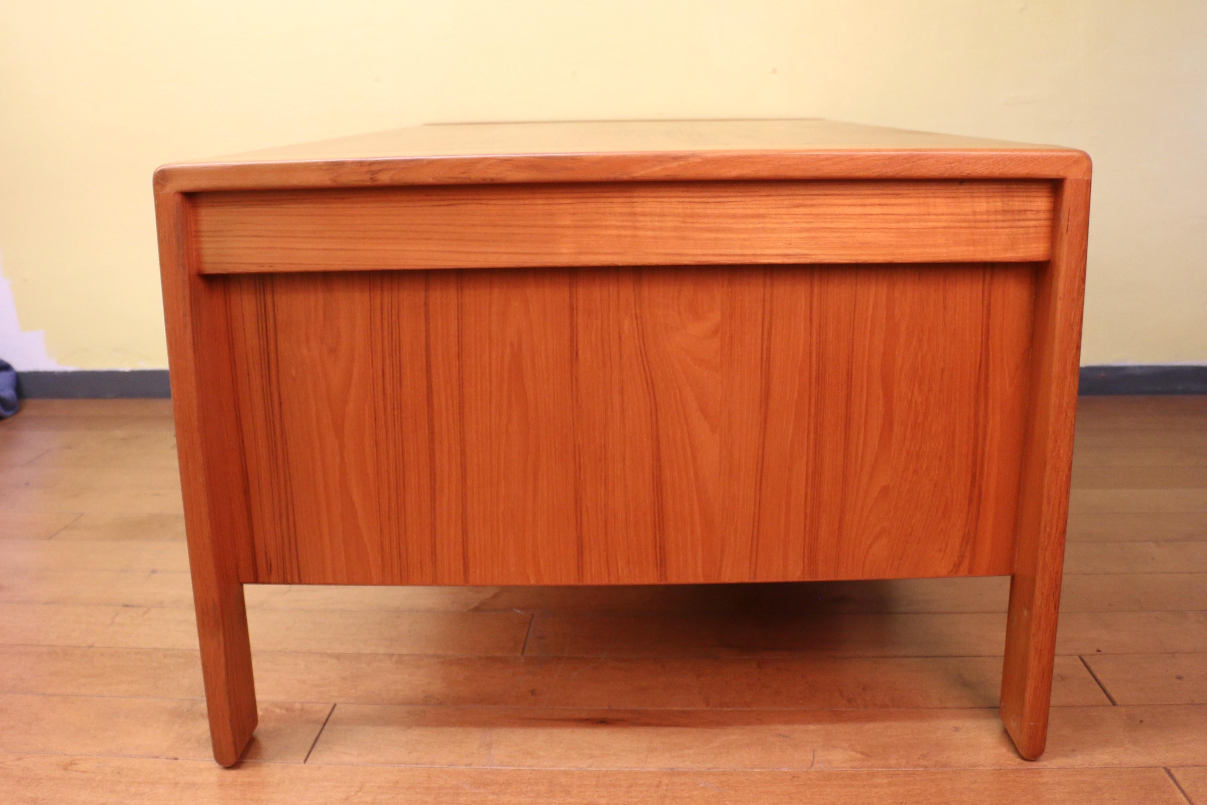 Ottone Grande scrivania direzionale del 1970 in stile Mid-Century Modern di D-Scan. in vendita