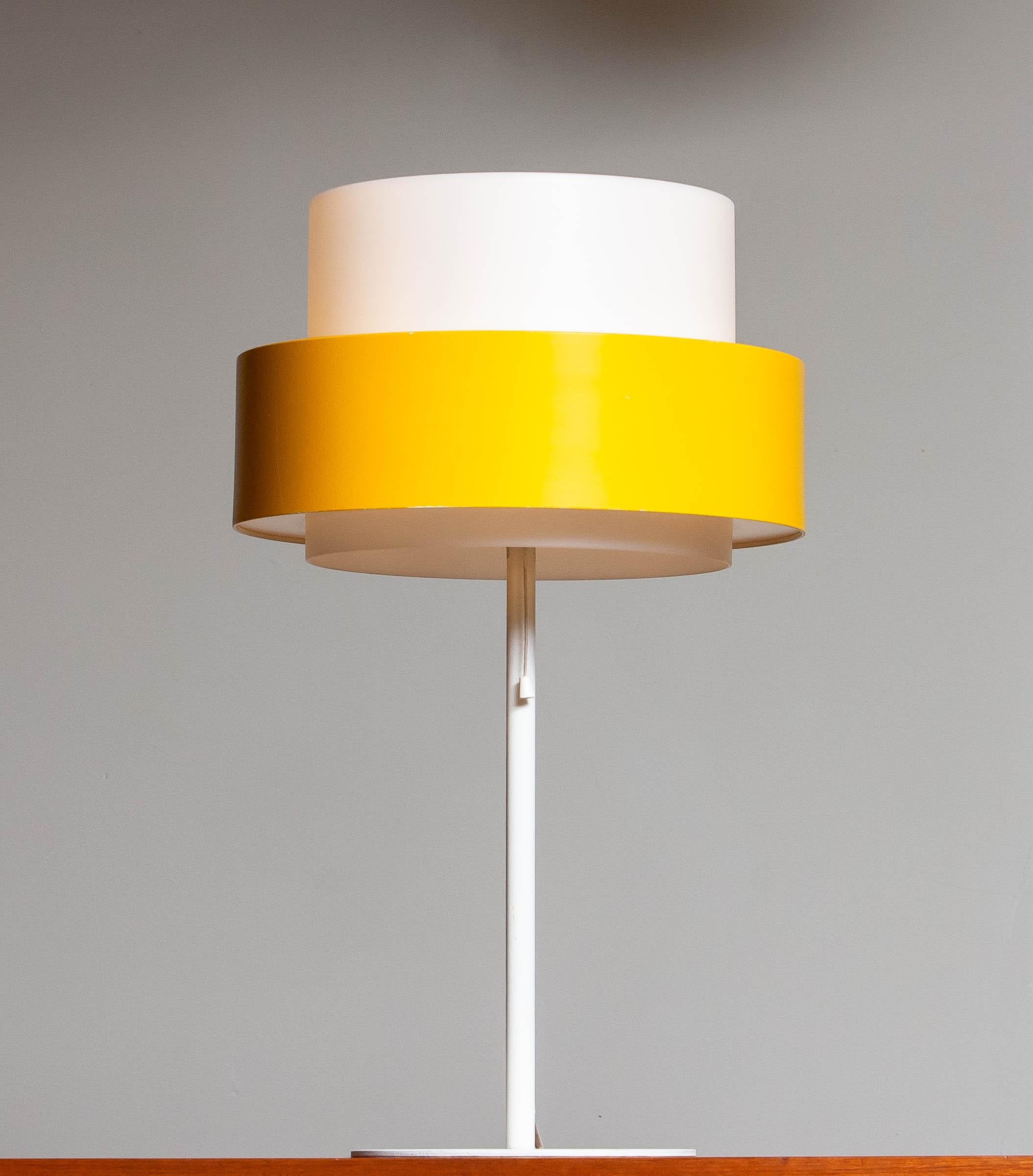 Absolut seltene moderne große Tischleuchte aus den 1970er Jahren von Uno und Osten Kristiansson Lamp für Luxus Vittsjö in Schweden.
Weiß lackierter Metallsockel und weißer und gelber Schirm aus Polyester.
Besteht aus einer Verschraubung mit