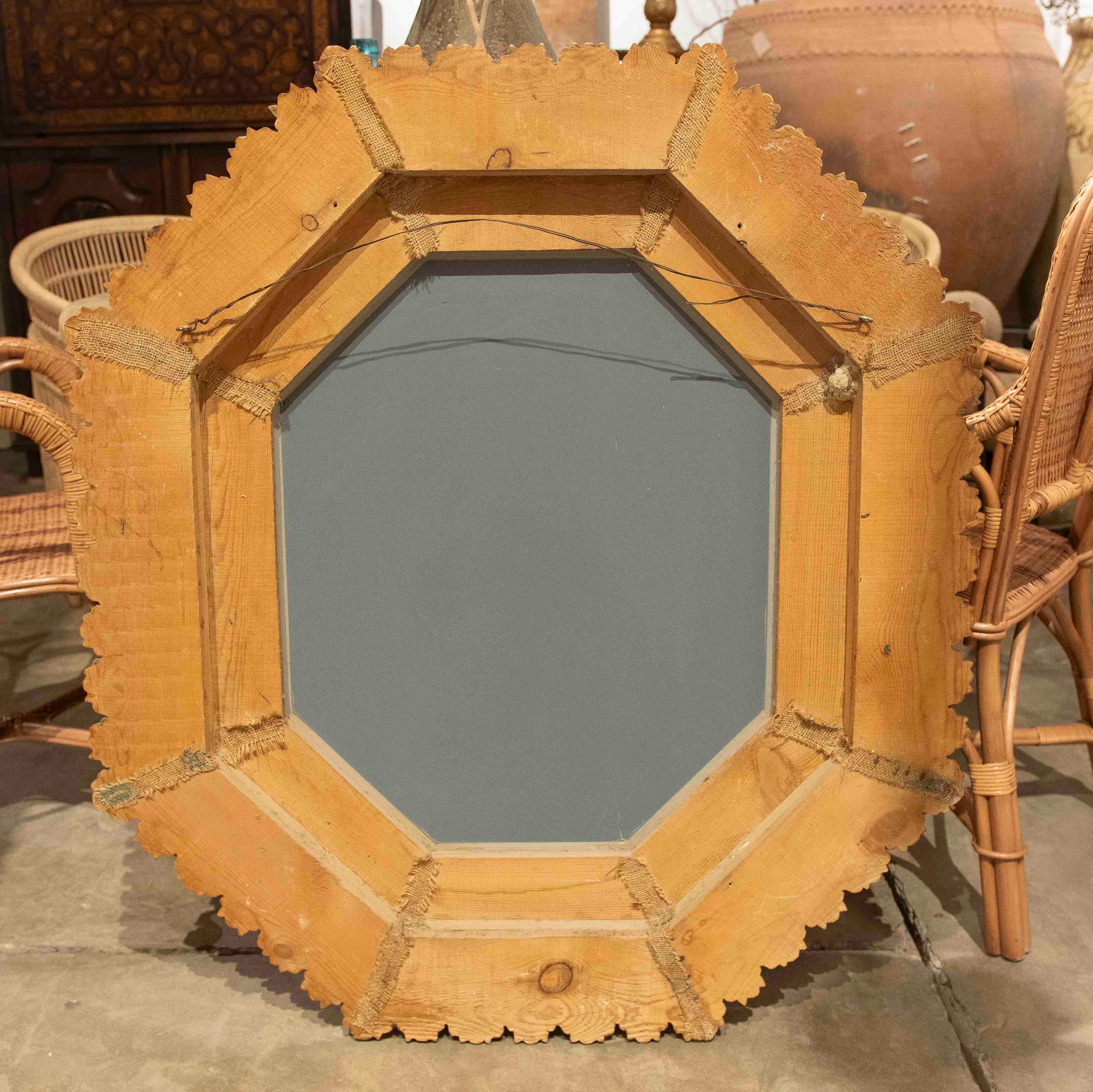 Gran espejo octogonal de los años 70 con marco de madera tallada de estilo barroco en venta 4