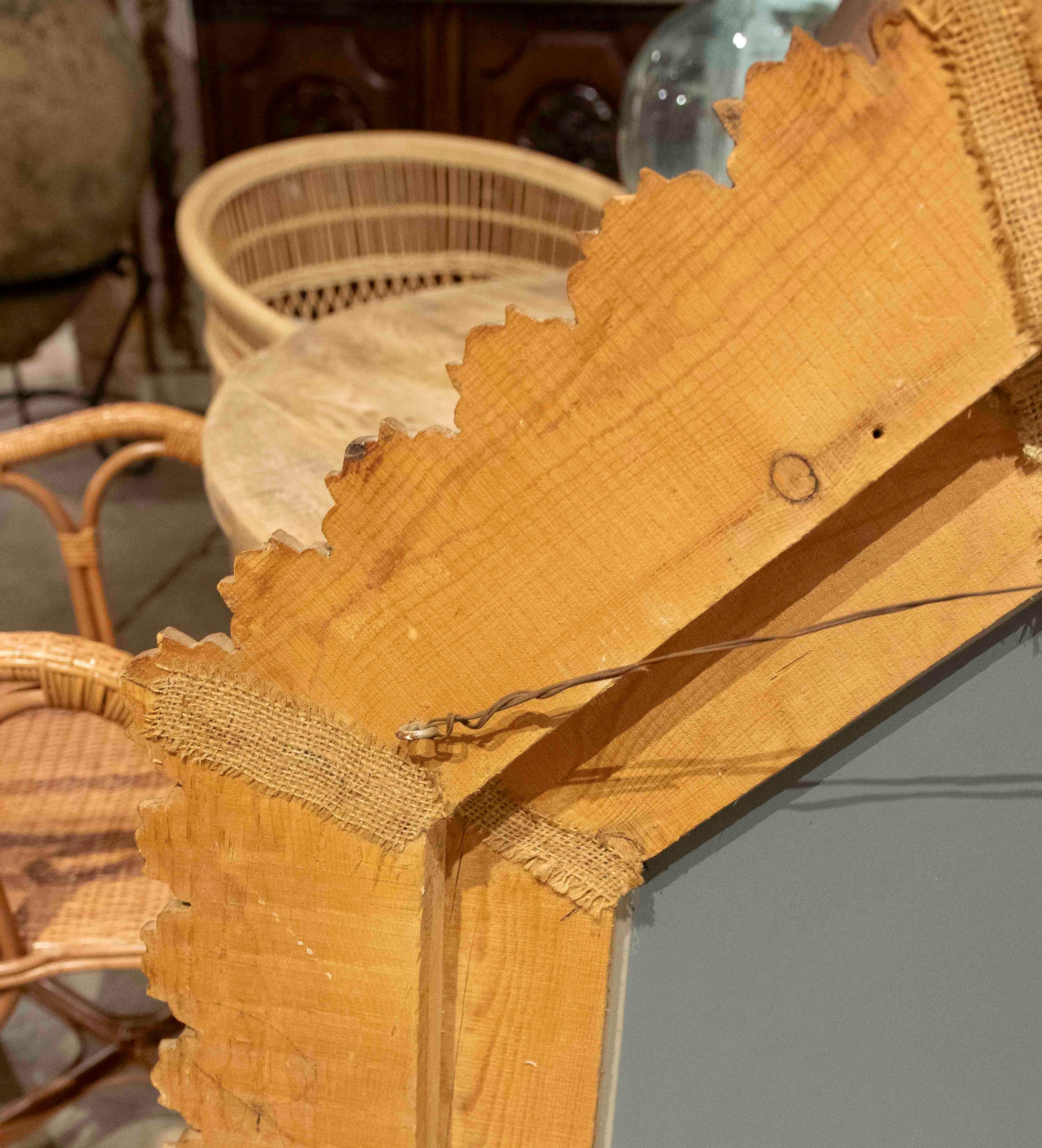 Gran espejo octogonal de los años 70 con marco de madera tallada de estilo barroco en venta 5