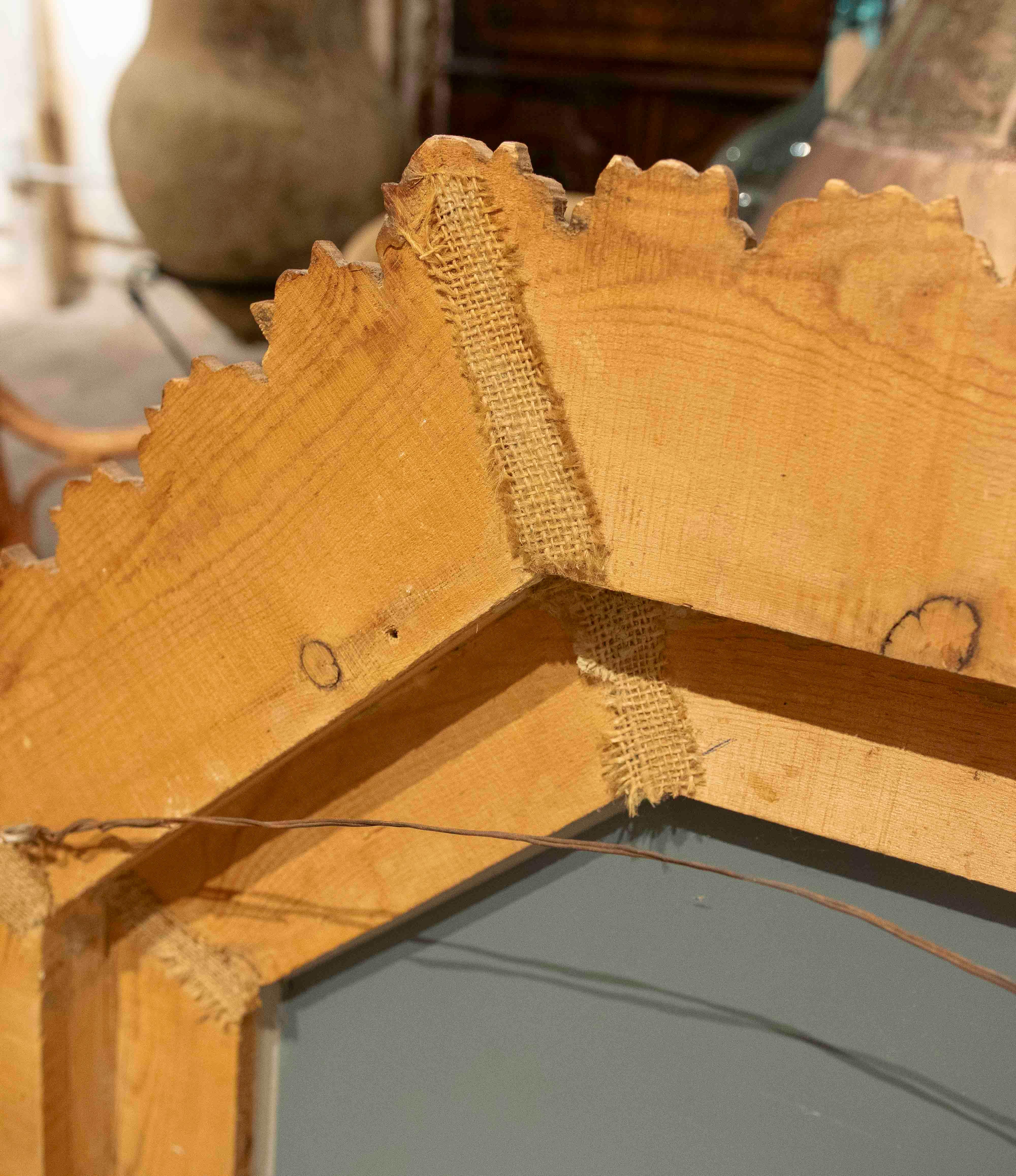 Gran espejo octogonal de los años 70 con marco de madera tallada de estilo barroco en venta 6