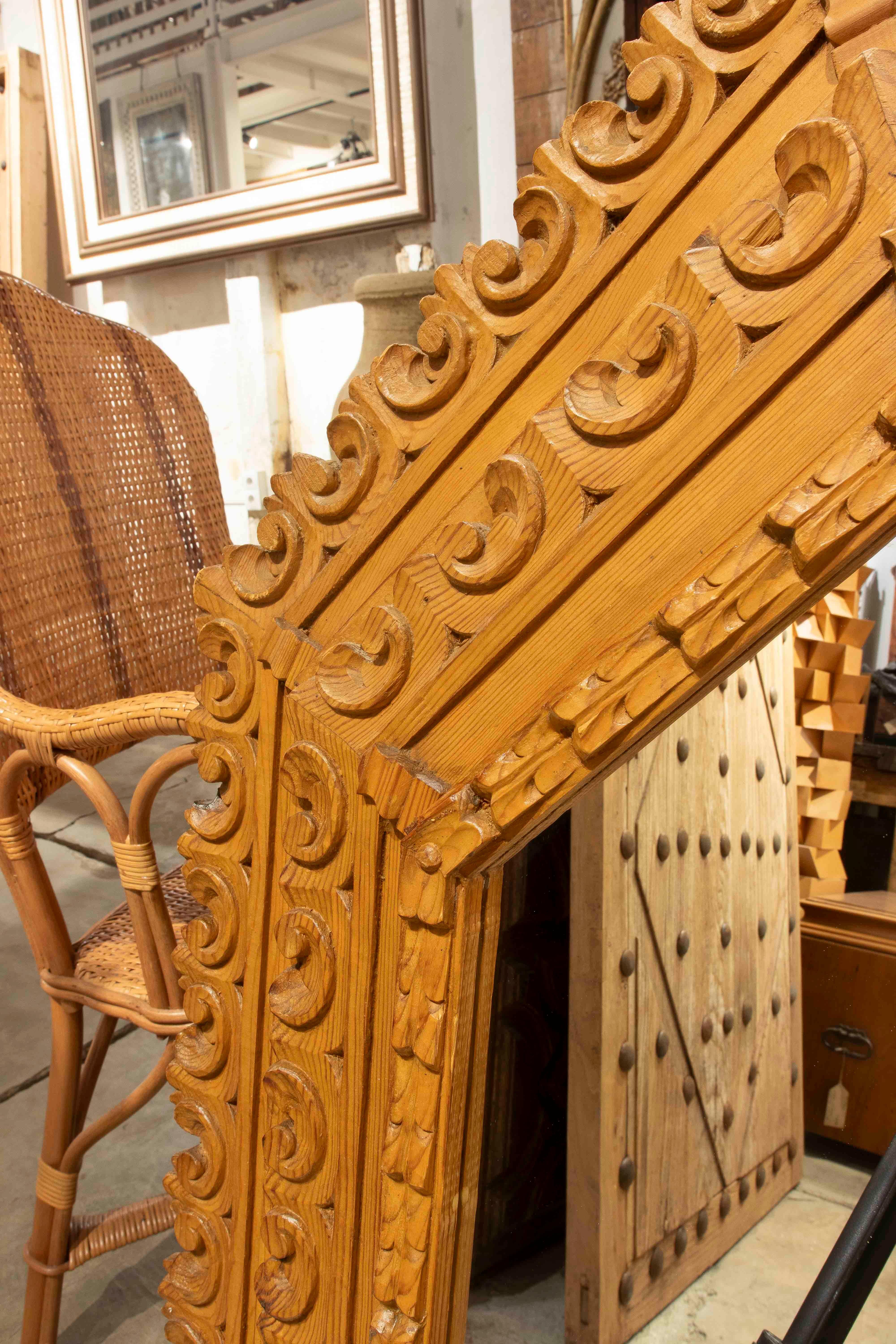 Gran espejo octogonal de los años 70 con marco de madera tallada de estilo barroco Español en venta