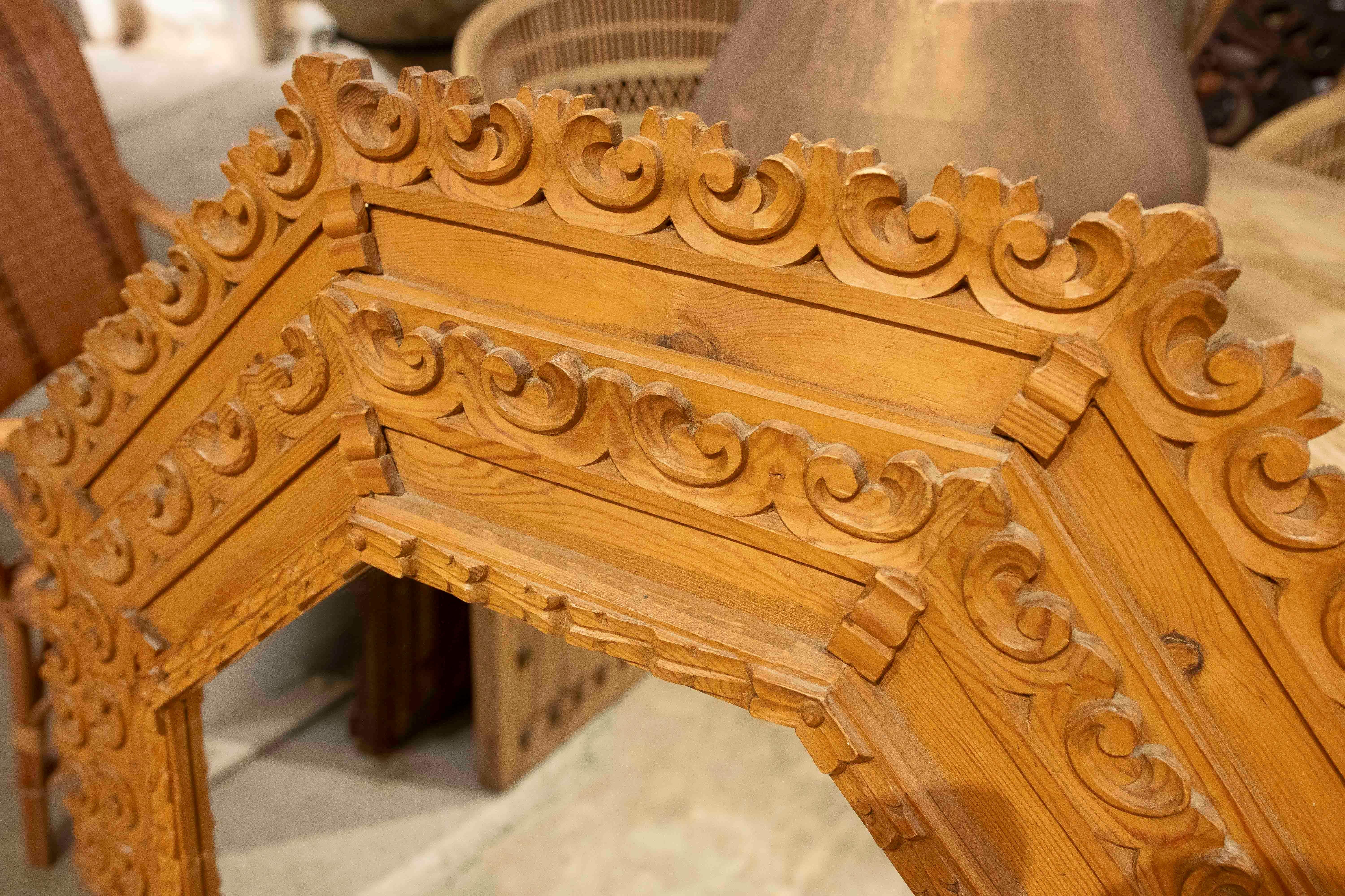 Gran espejo octogonal de los años 70 con marco de madera tallada de estilo barroco siglo XX en venta