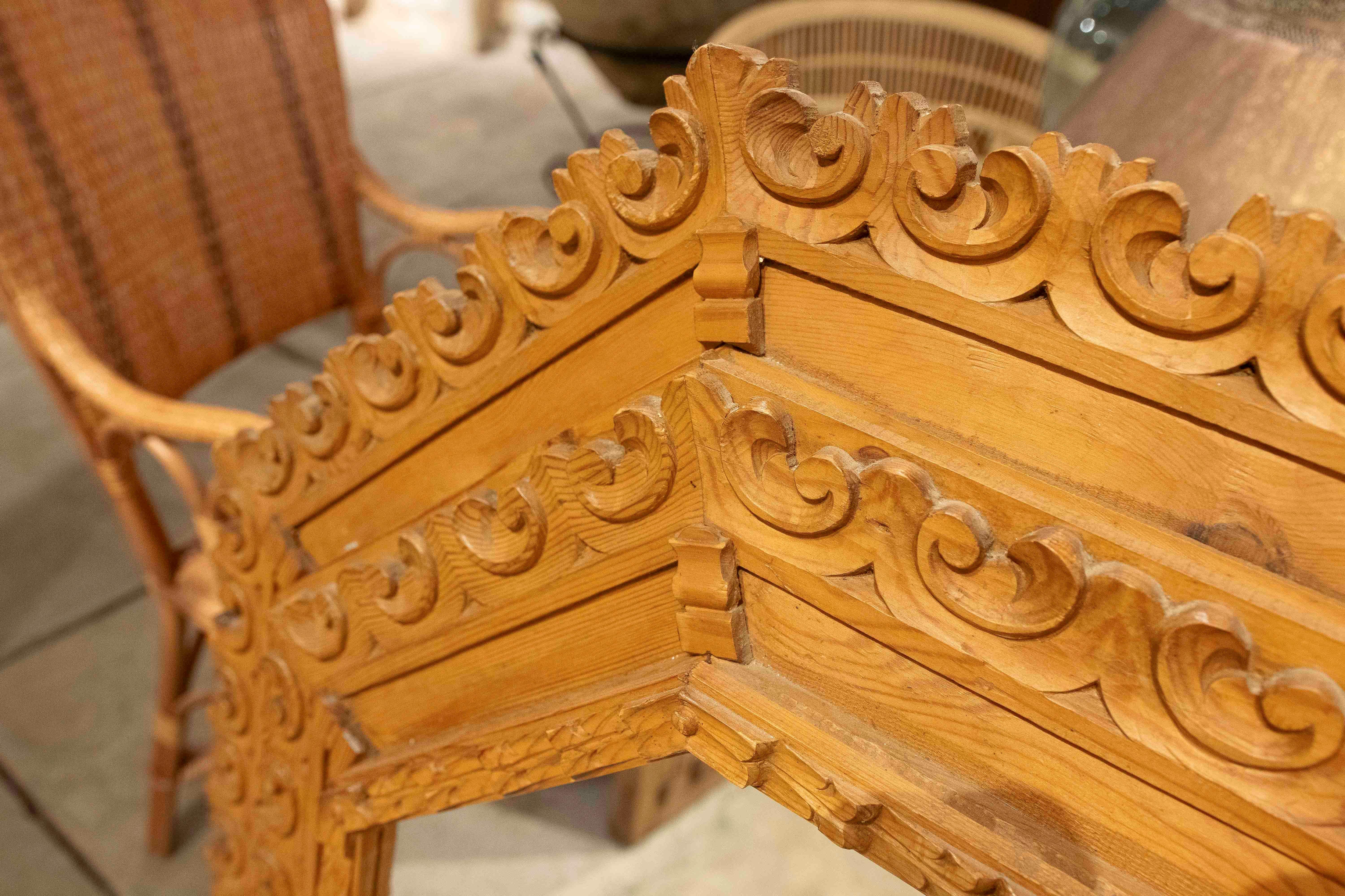 Gran espejo octogonal de los años 70 con marco de madera tallada de estilo barroco Madera en venta