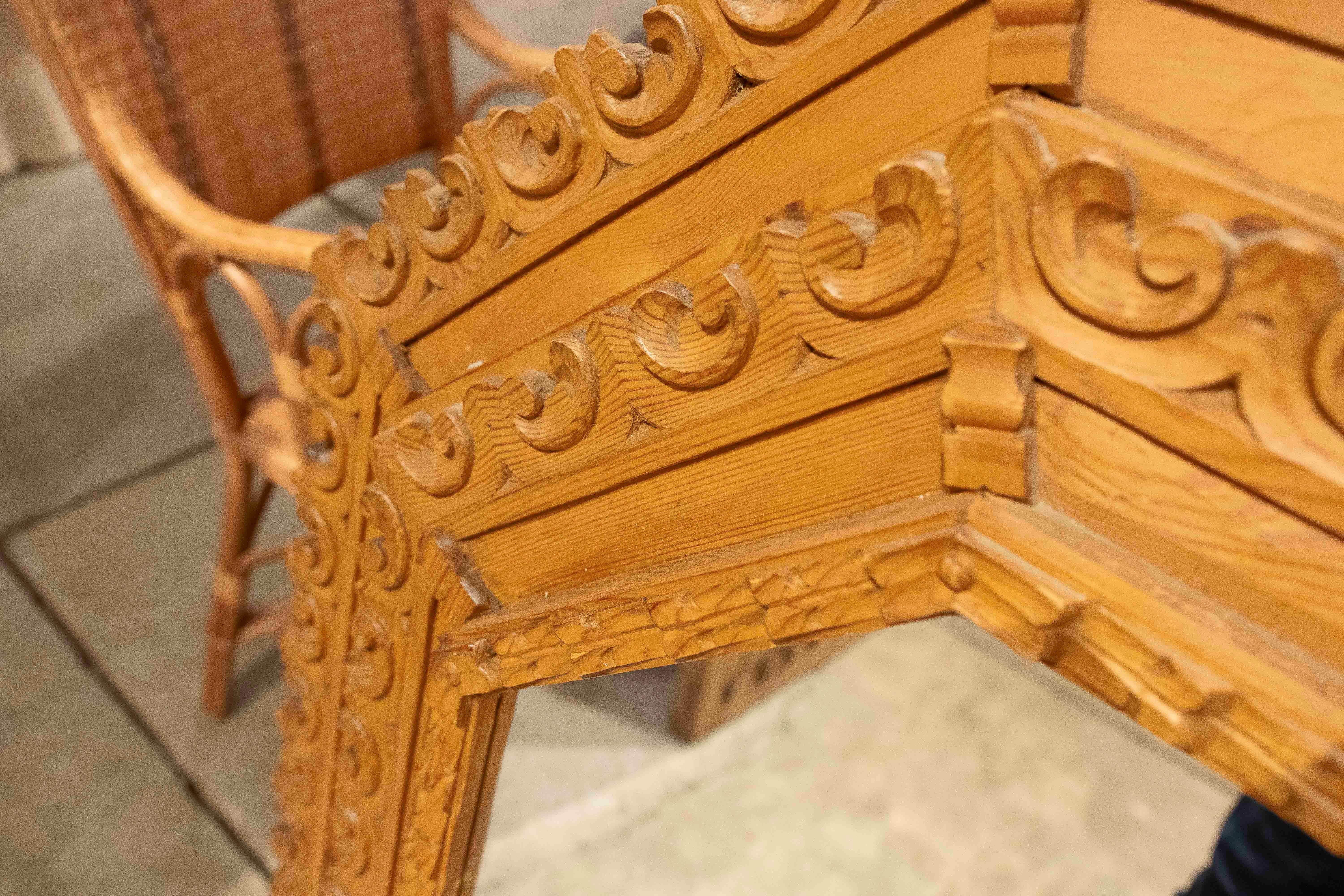 Gran espejo octogonal de los años 70 con marco de madera tallada de estilo barroco en venta 1