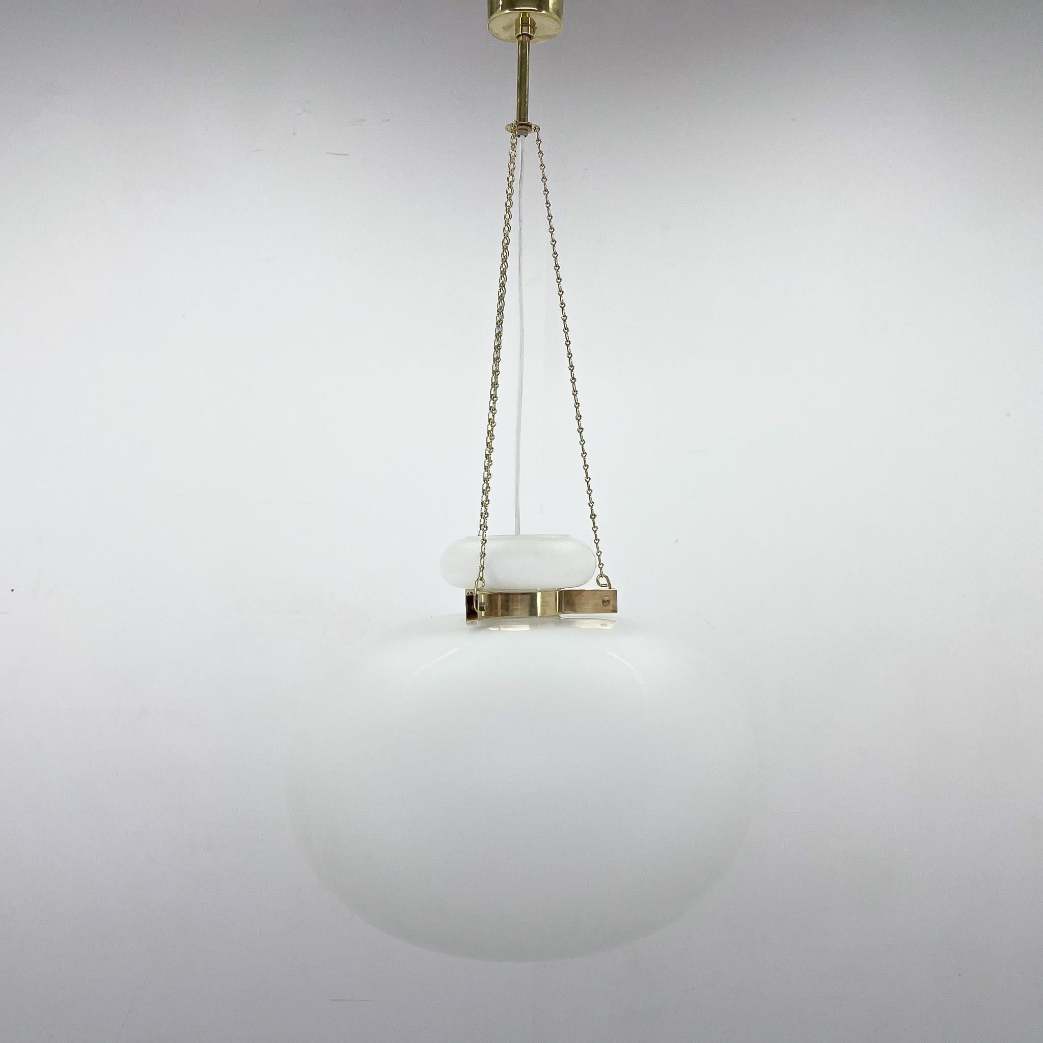 Large vintage opaline glass pendant light on brass chains. Bulb: 1 x E25-E27.