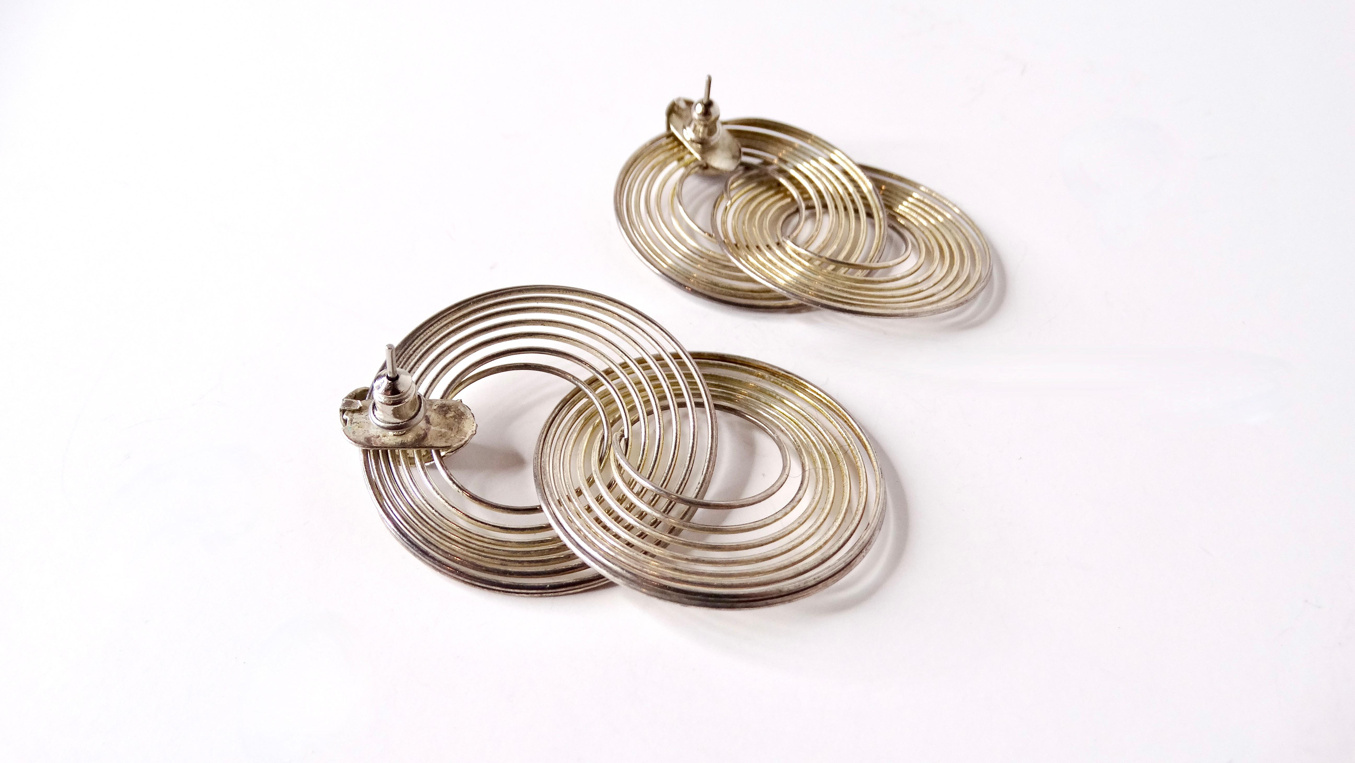 Orecchini a cerchio grande con orbita, placcati in argento, degli anni '70 In condizioni discrete in vendita a Scottsdale, AZ
