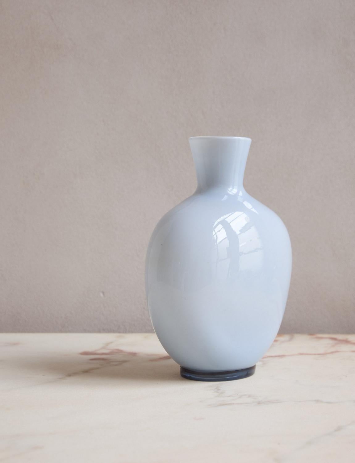 Italiano 1970s Large Pale Blue Hand-Blown Murano Glass Venini Vase in vendita