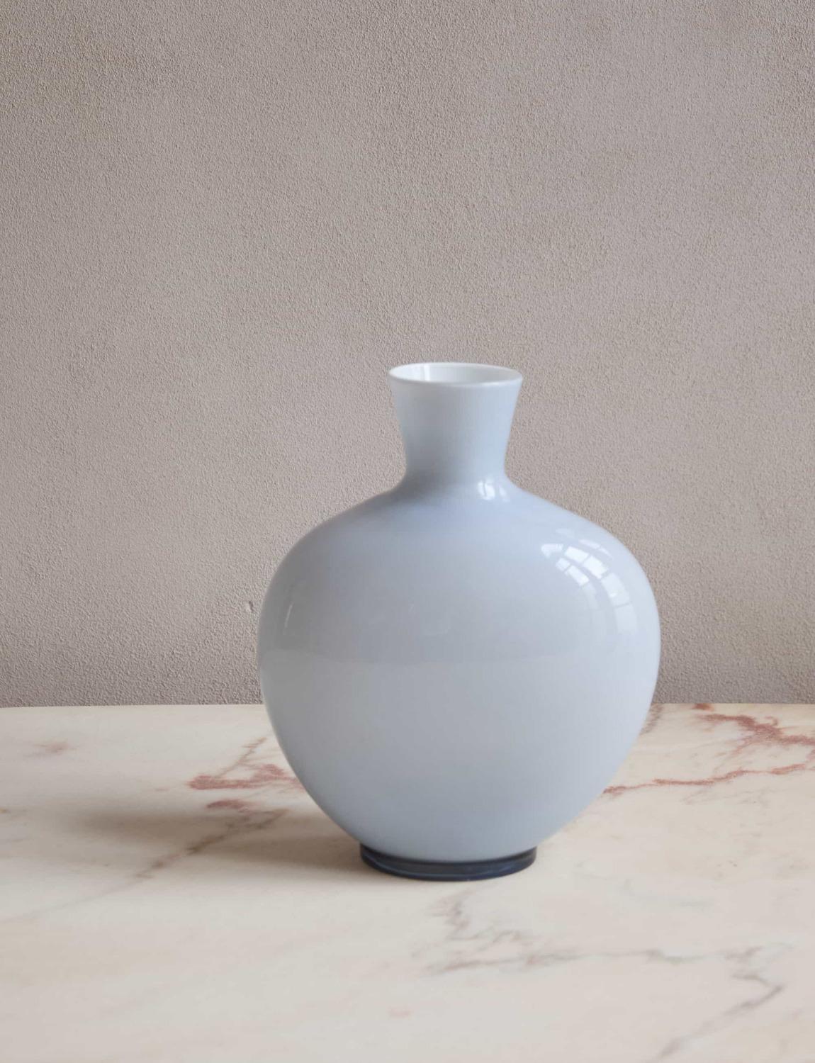 Fine XX secolo 1970s Large Pale Blue Hand-Blown Murano Glass Venini Vase in vendita